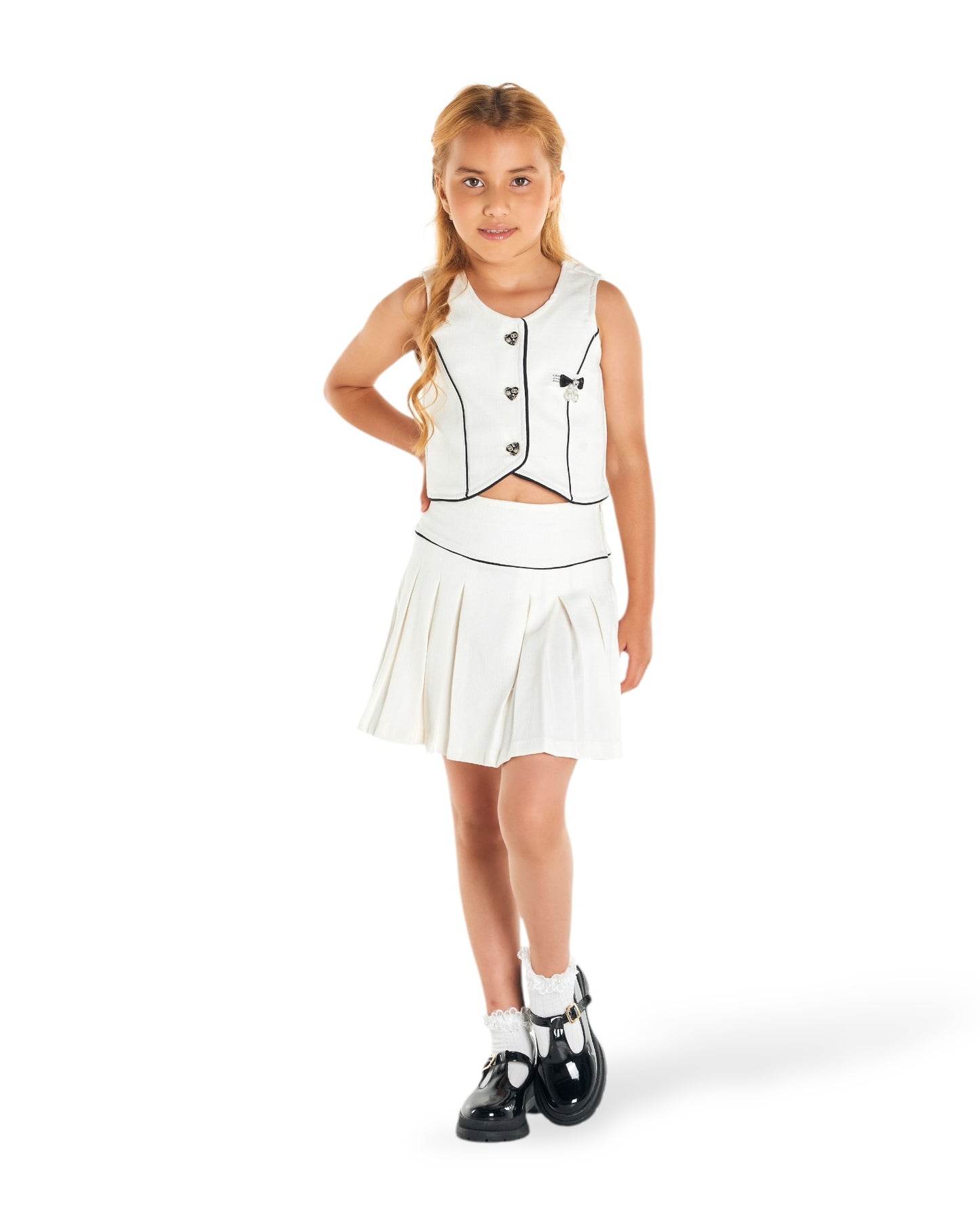 Conjunto beige con chaleco y falda plisada