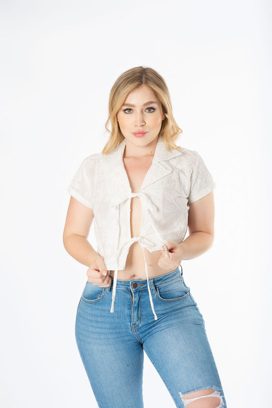 Blusa con amarre frontal bordada para dama