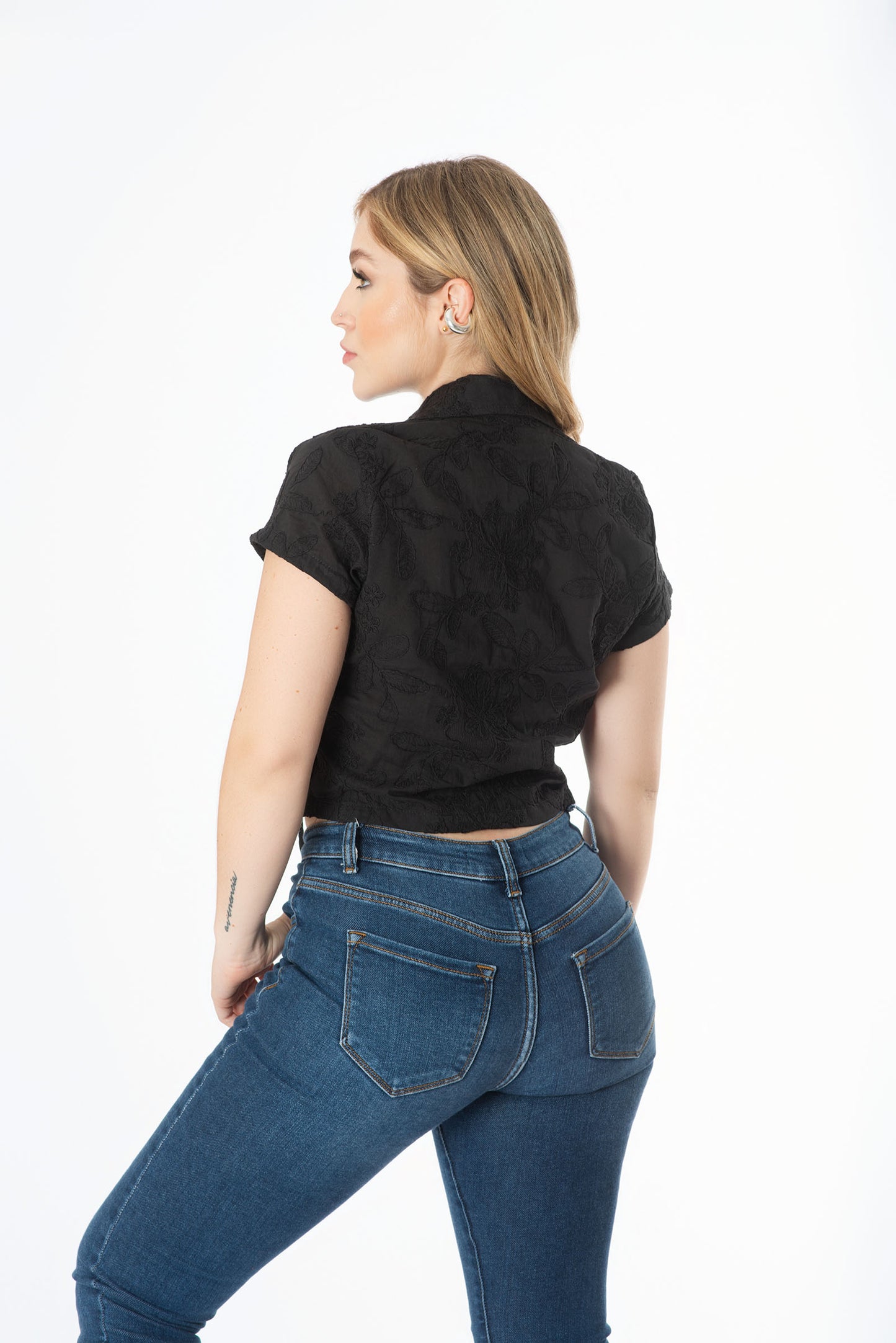 Blusa con amarre frontal bordada para dama