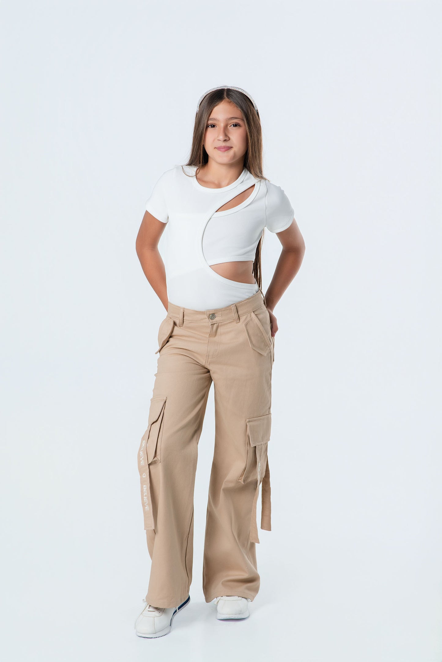 Conjunto cargo para niña con tiras bordadas