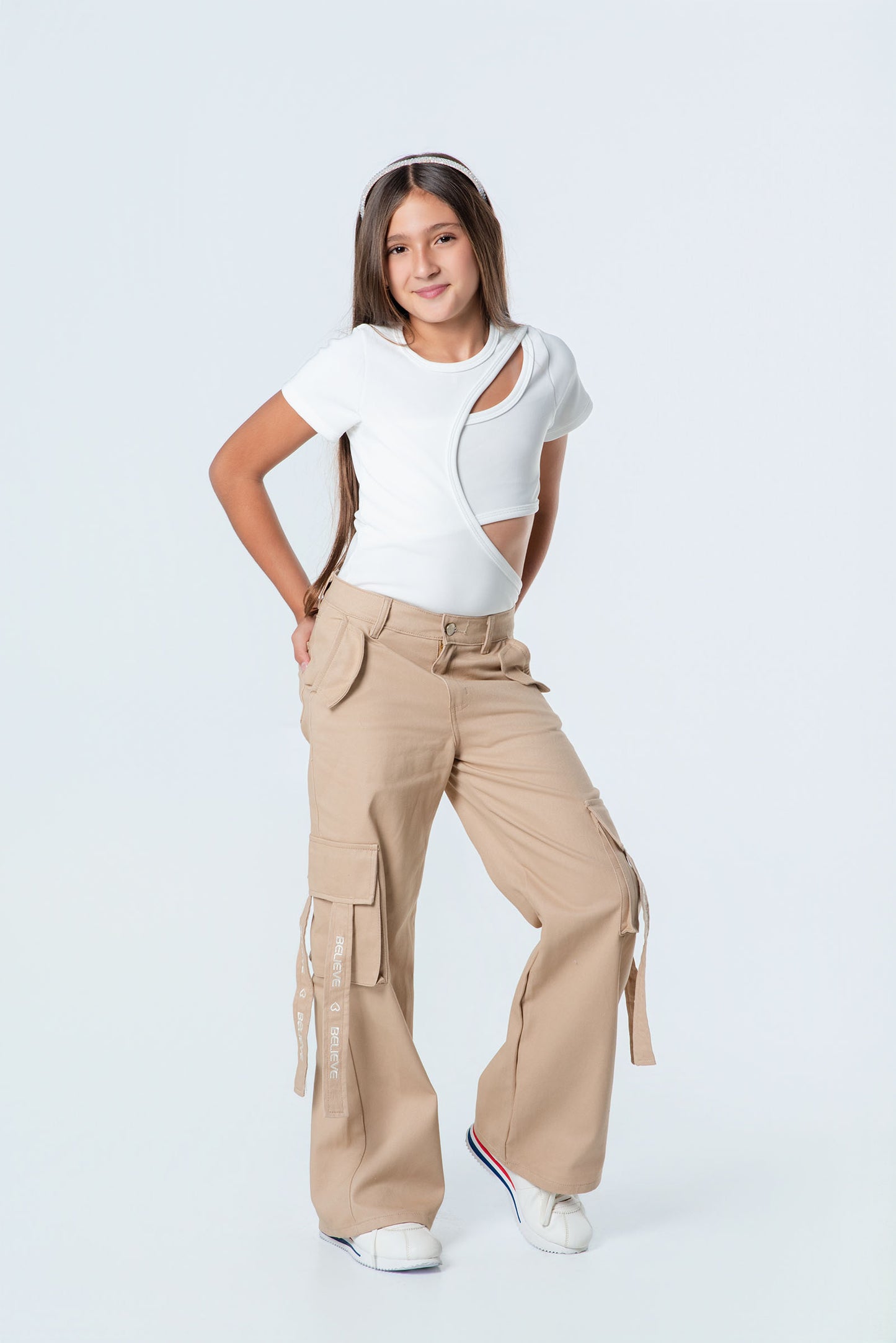 Conjunto cargo para niña con tiras bordadas