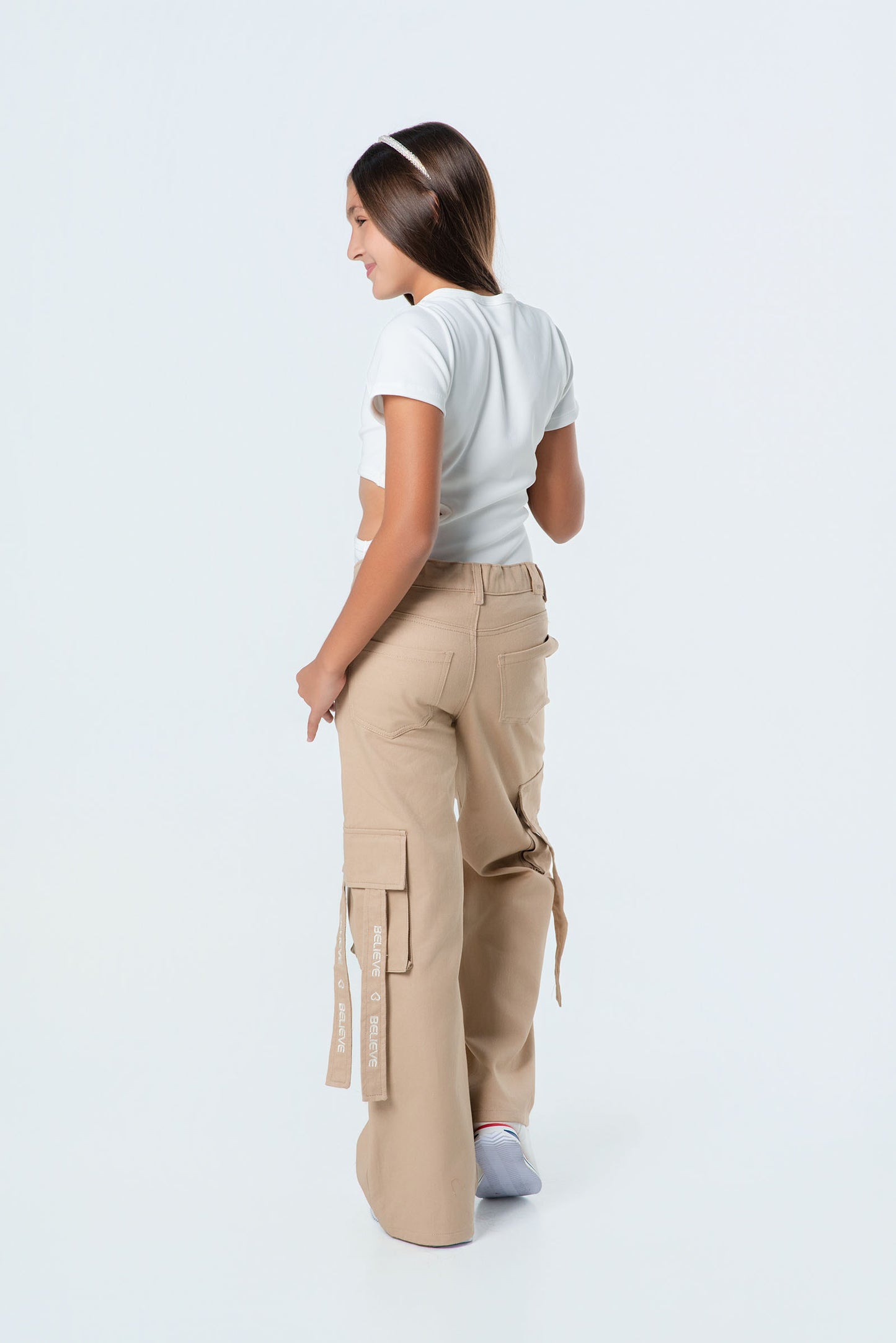 Conjunto cargo para niña con tiras bordadas