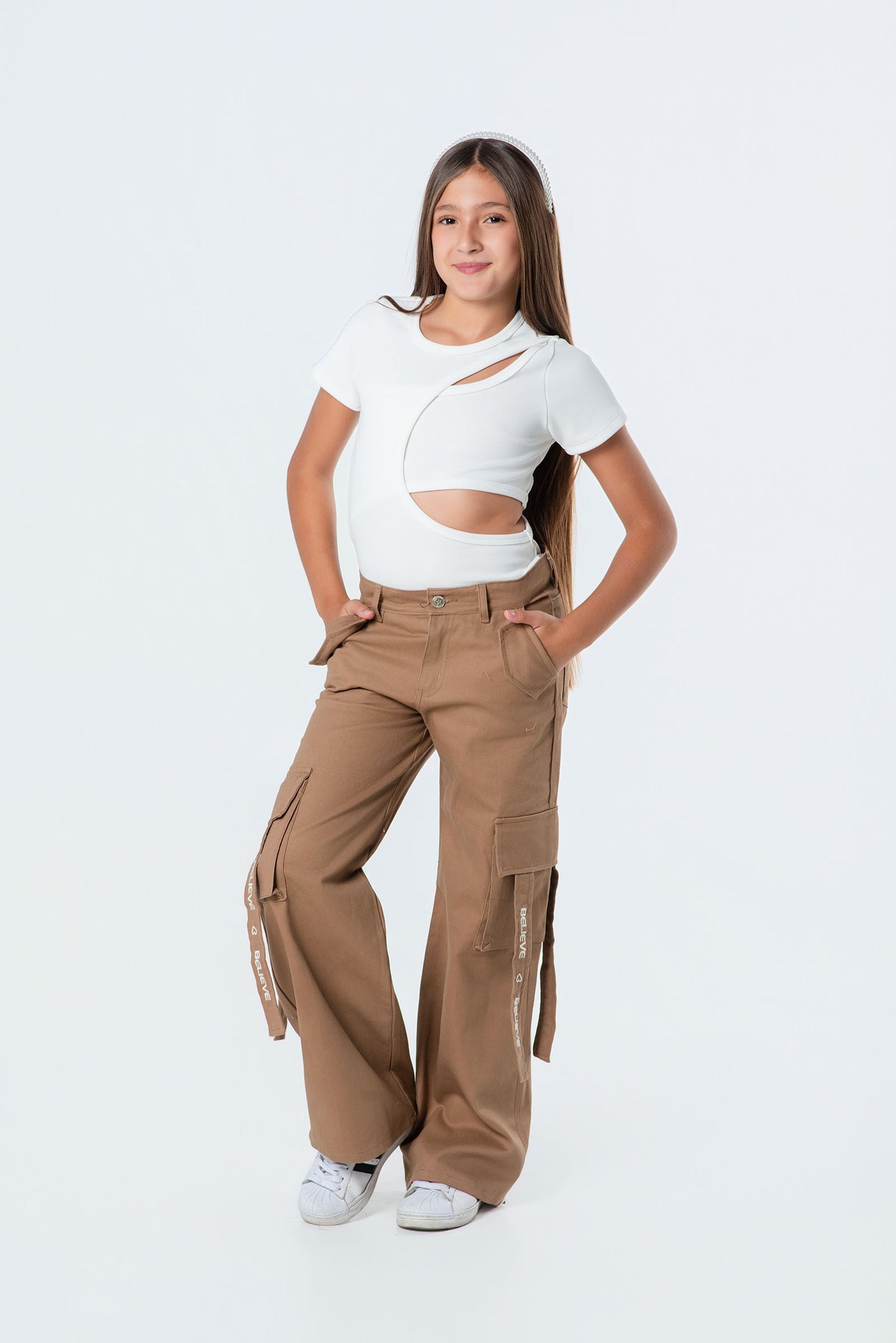 Conjunto cargo para niña con tiras bordadas