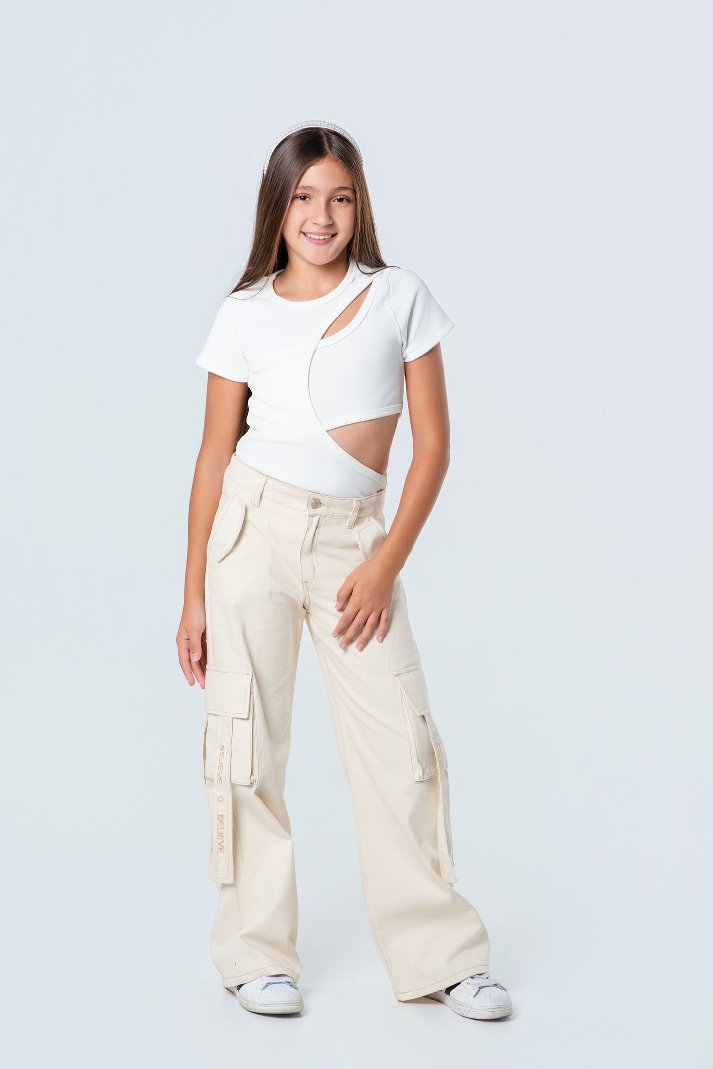 Conjunto cargo para niña con tiras bordadas