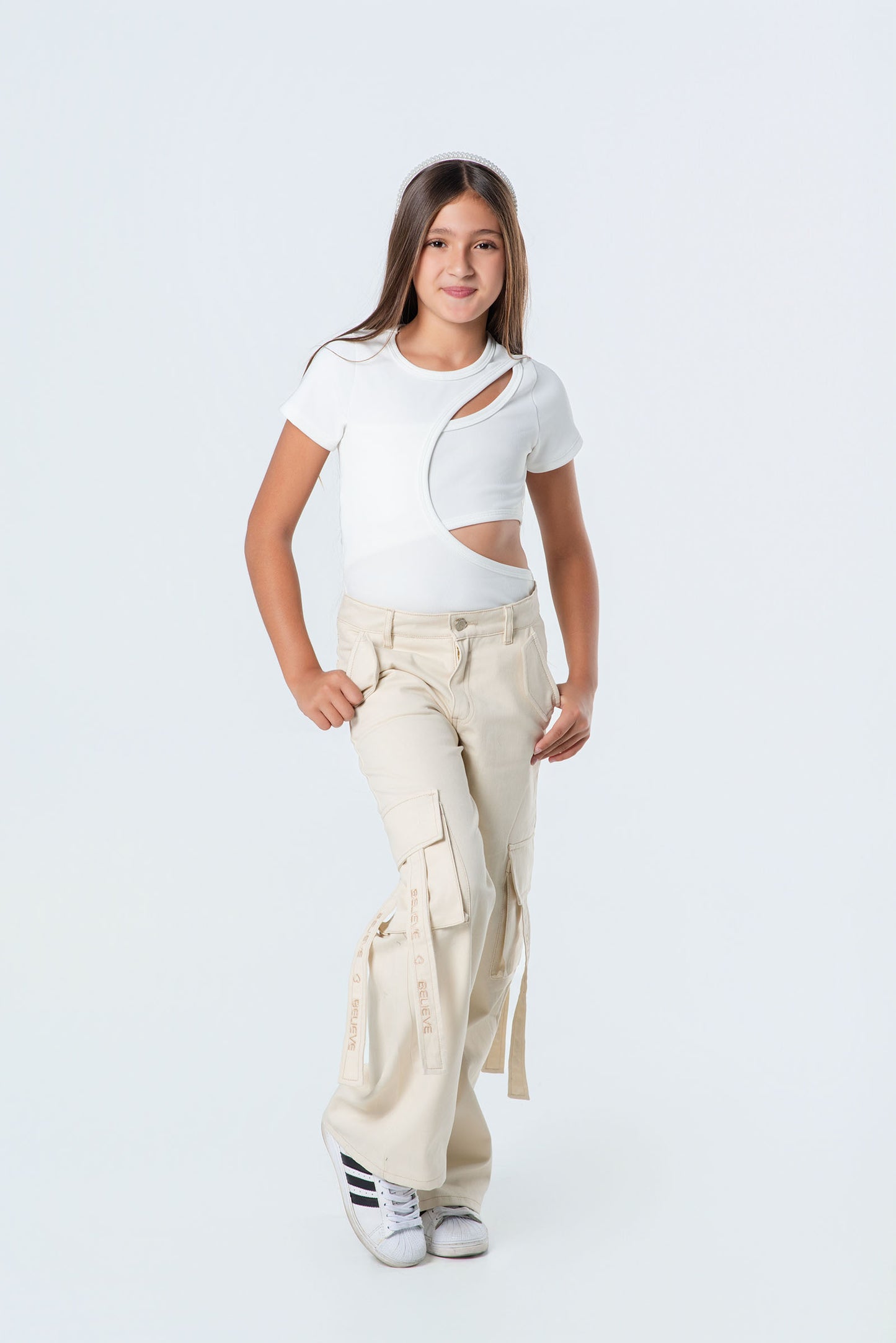 Conjunto cargo para niña con tiras bordadas
