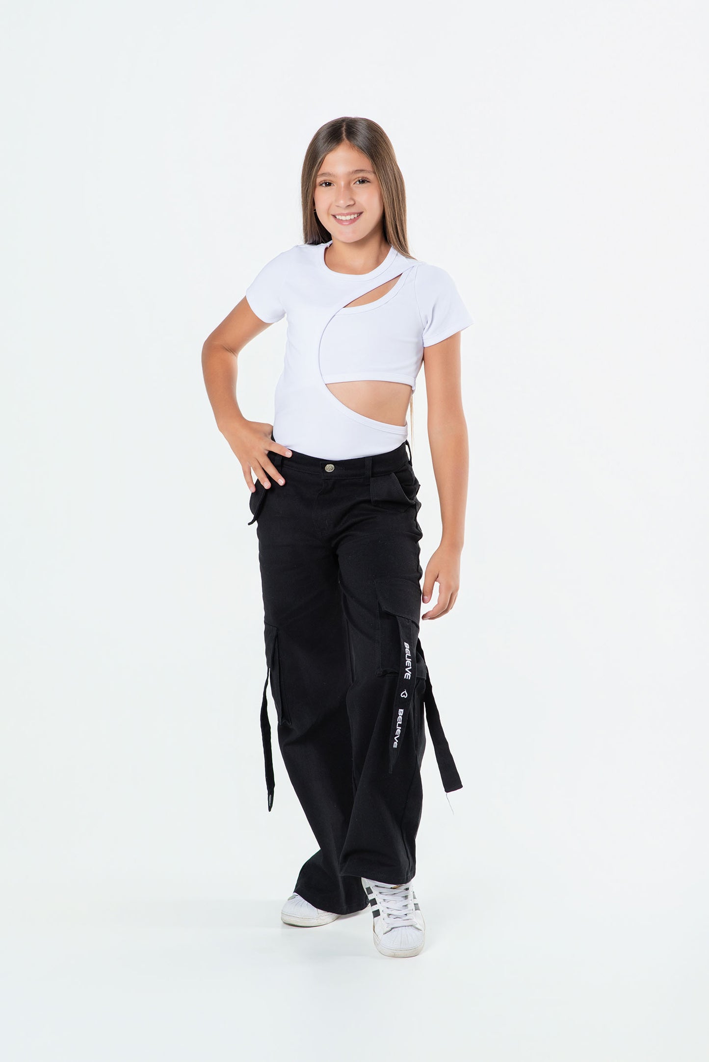 Conjunto cargo para niña con tiras bordadas