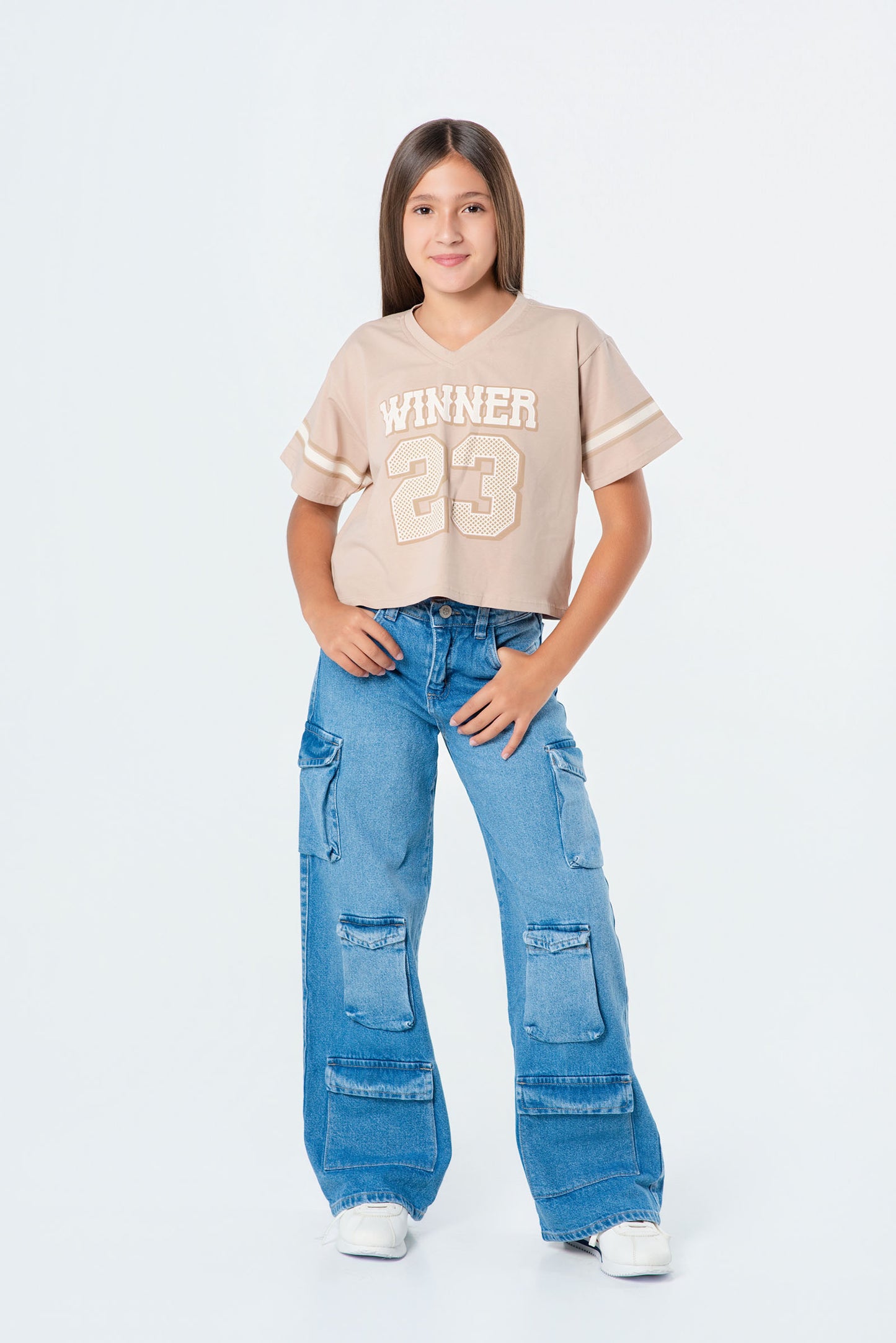 Conjunto jeans cargo para niña con camiseta deportiva