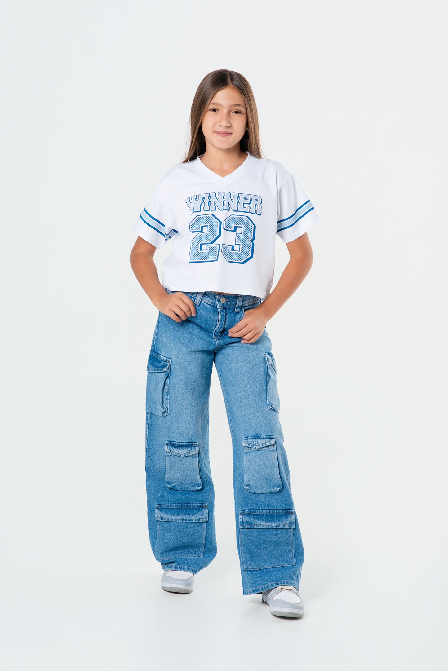 Conjunto jeans cargo para niña con camiseta deportiva