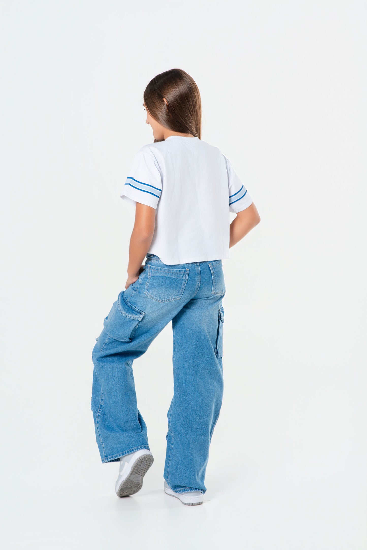 Conjunto jeans cargo para niña con camiseta deportiva
