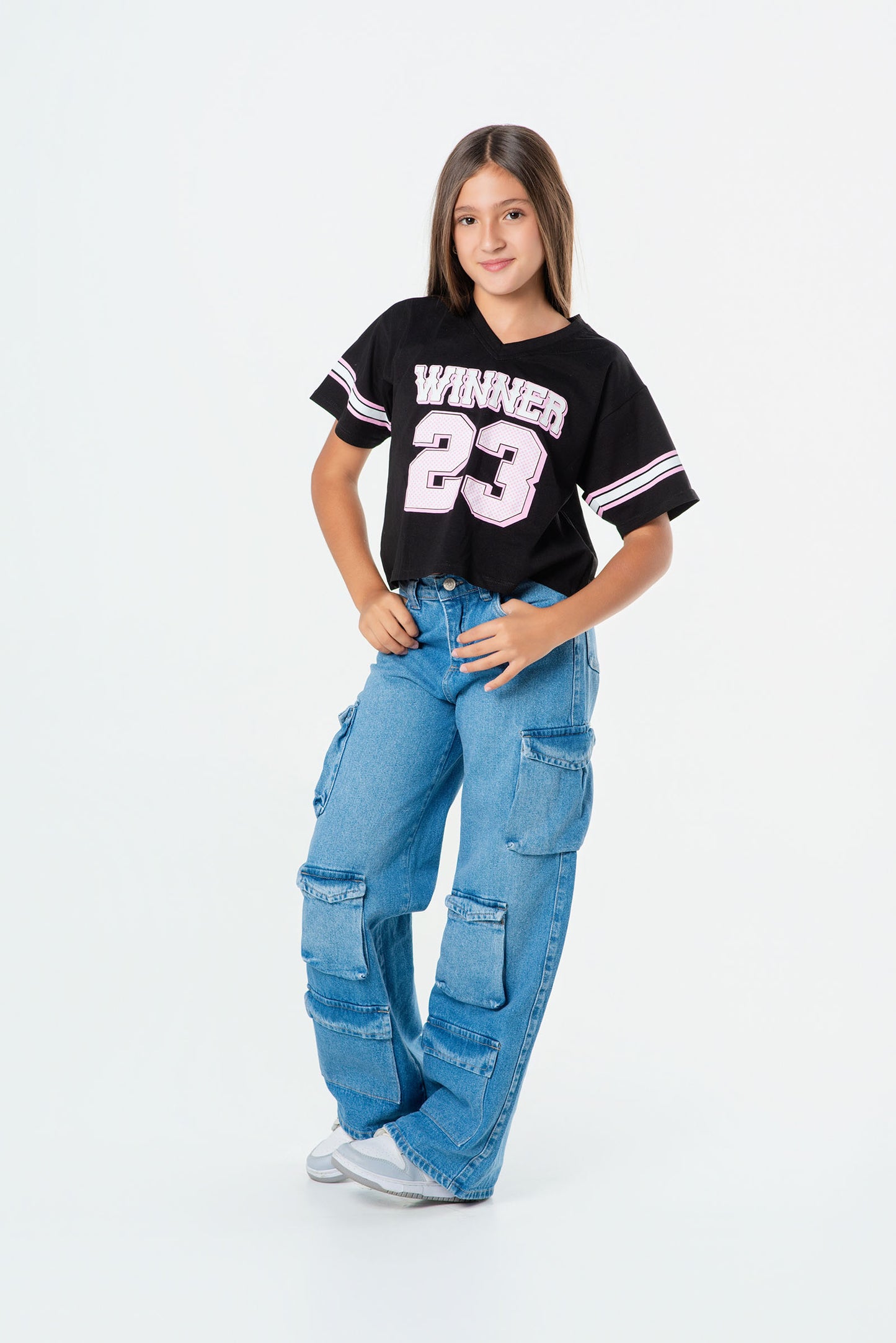 Conjunto jeans cargo para niña con camiseta deportiva