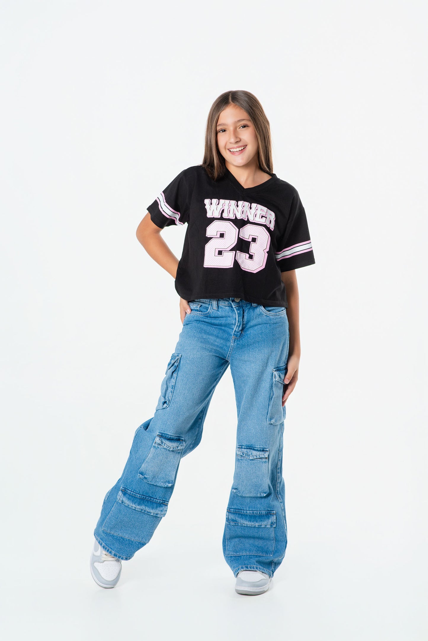 Conjunto jeans cargo para niña con camiseta deportiva
