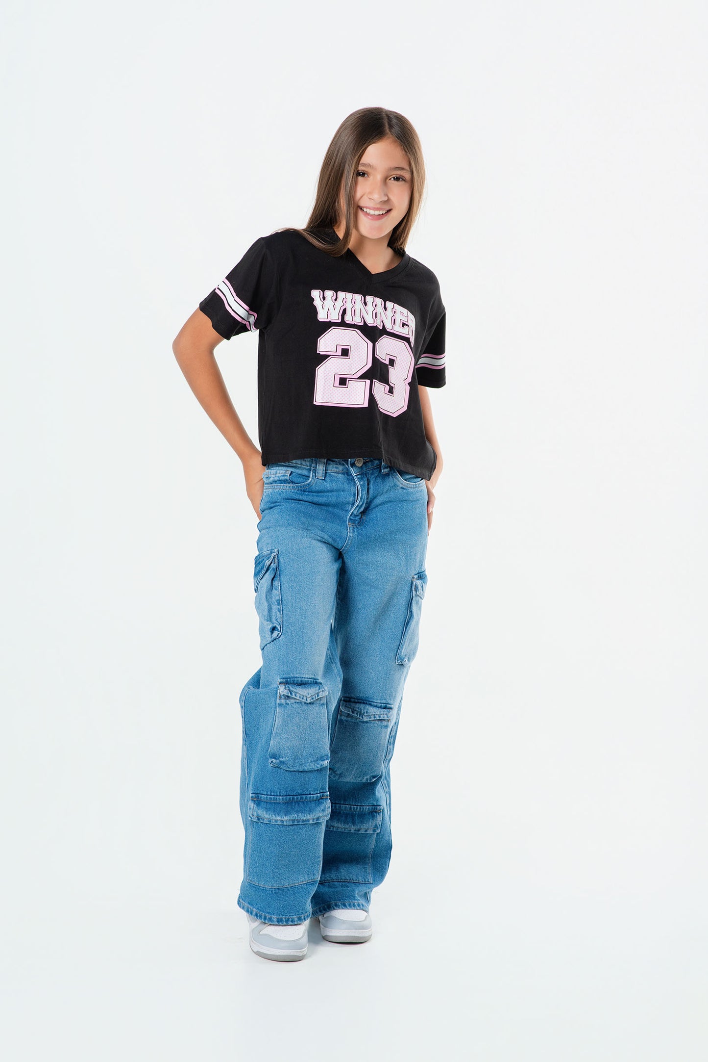 Conjunto jeans cargo para niña con camiseta deportiva