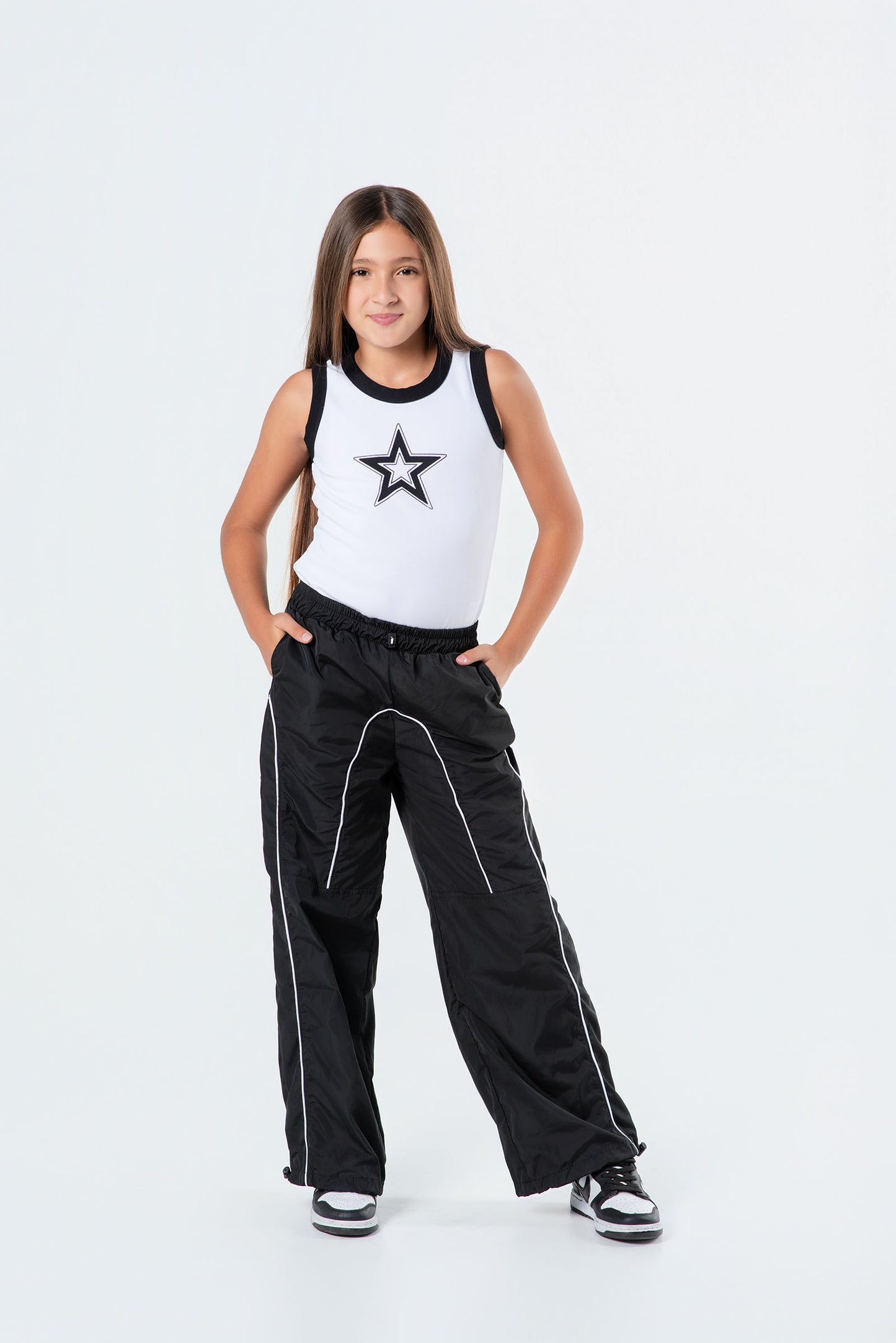 Conjunto pantalón parachute con body para niña