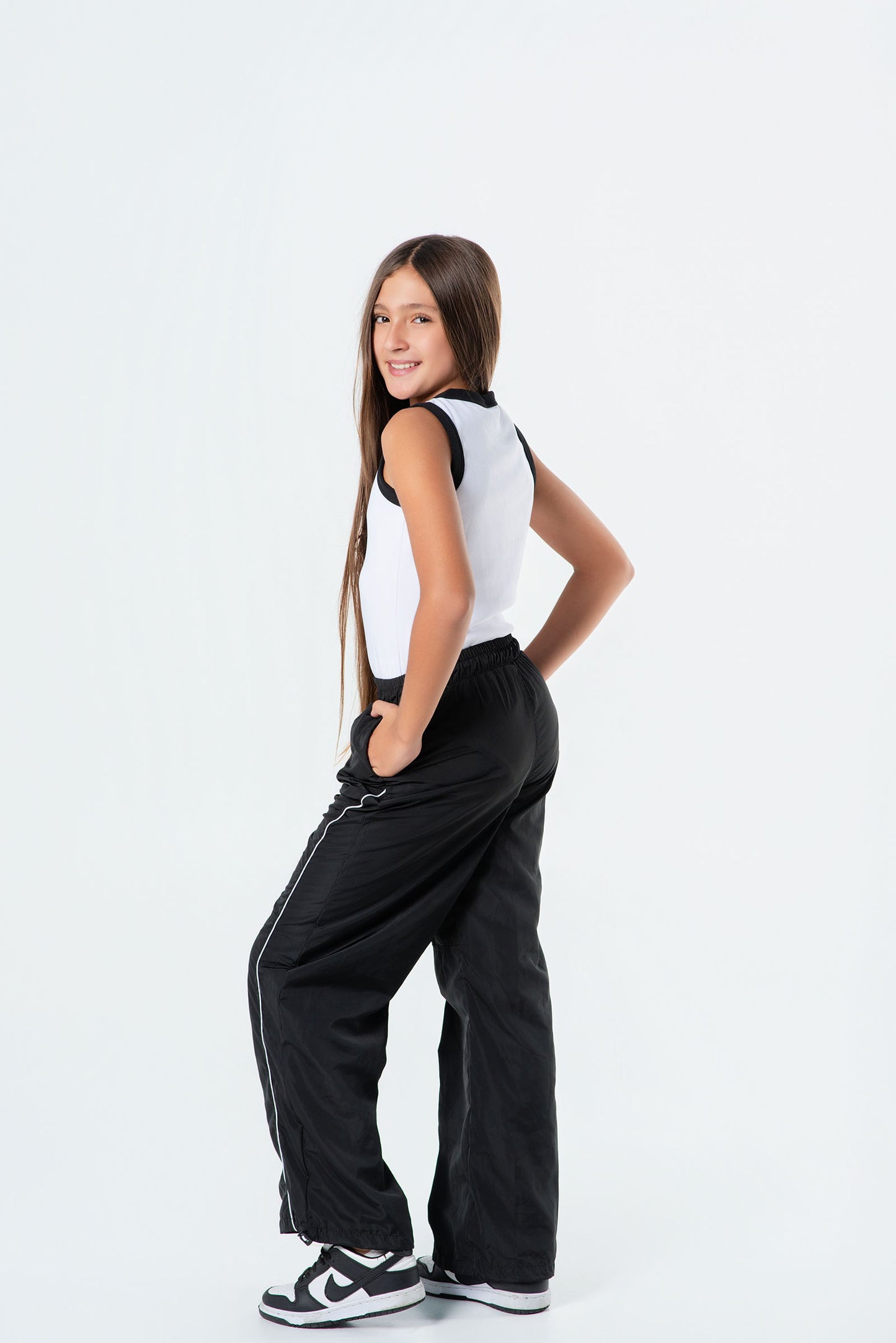 Conjunto pantalón parachute con body para niña
