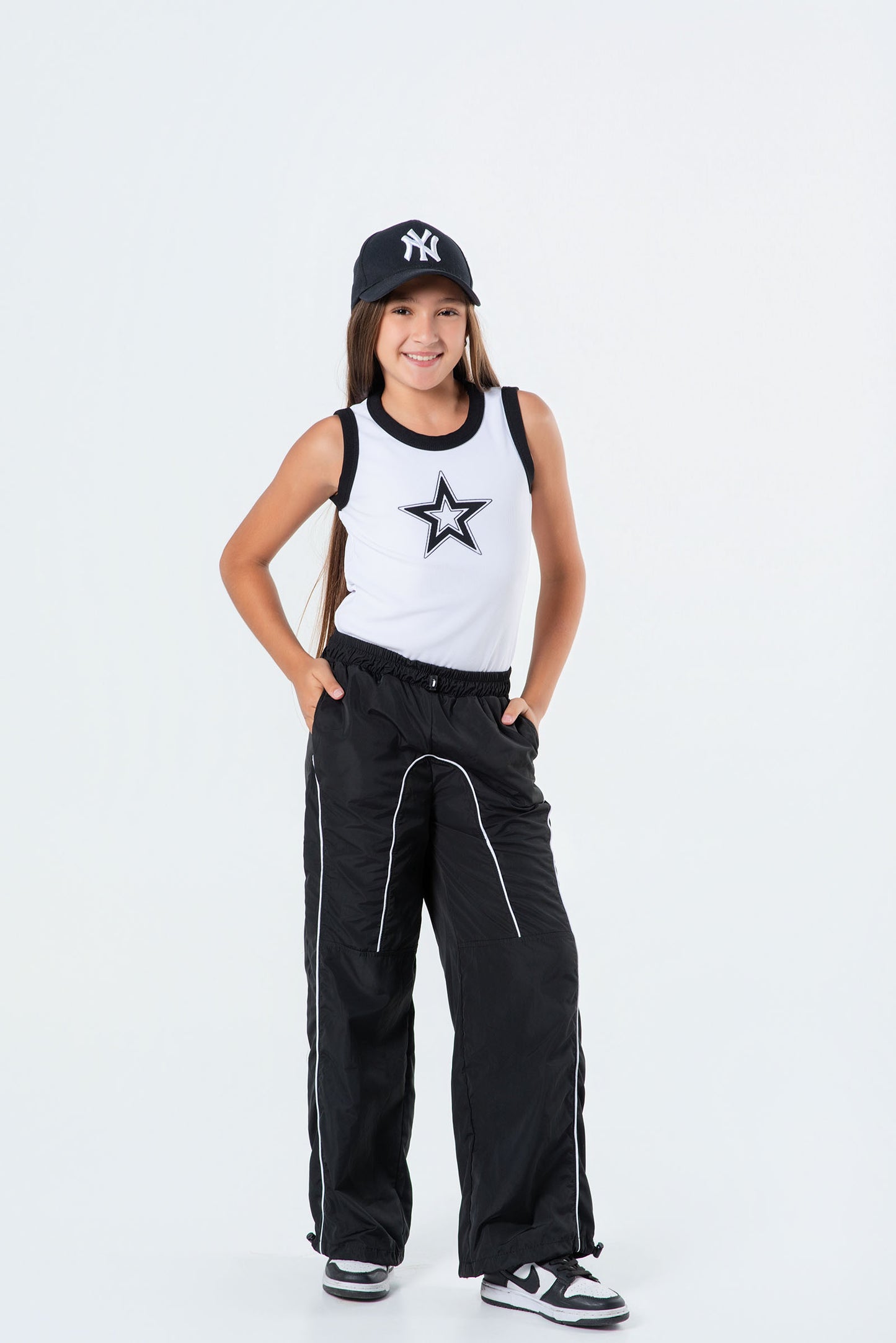 Conjunto pantalón parachute con body para niña