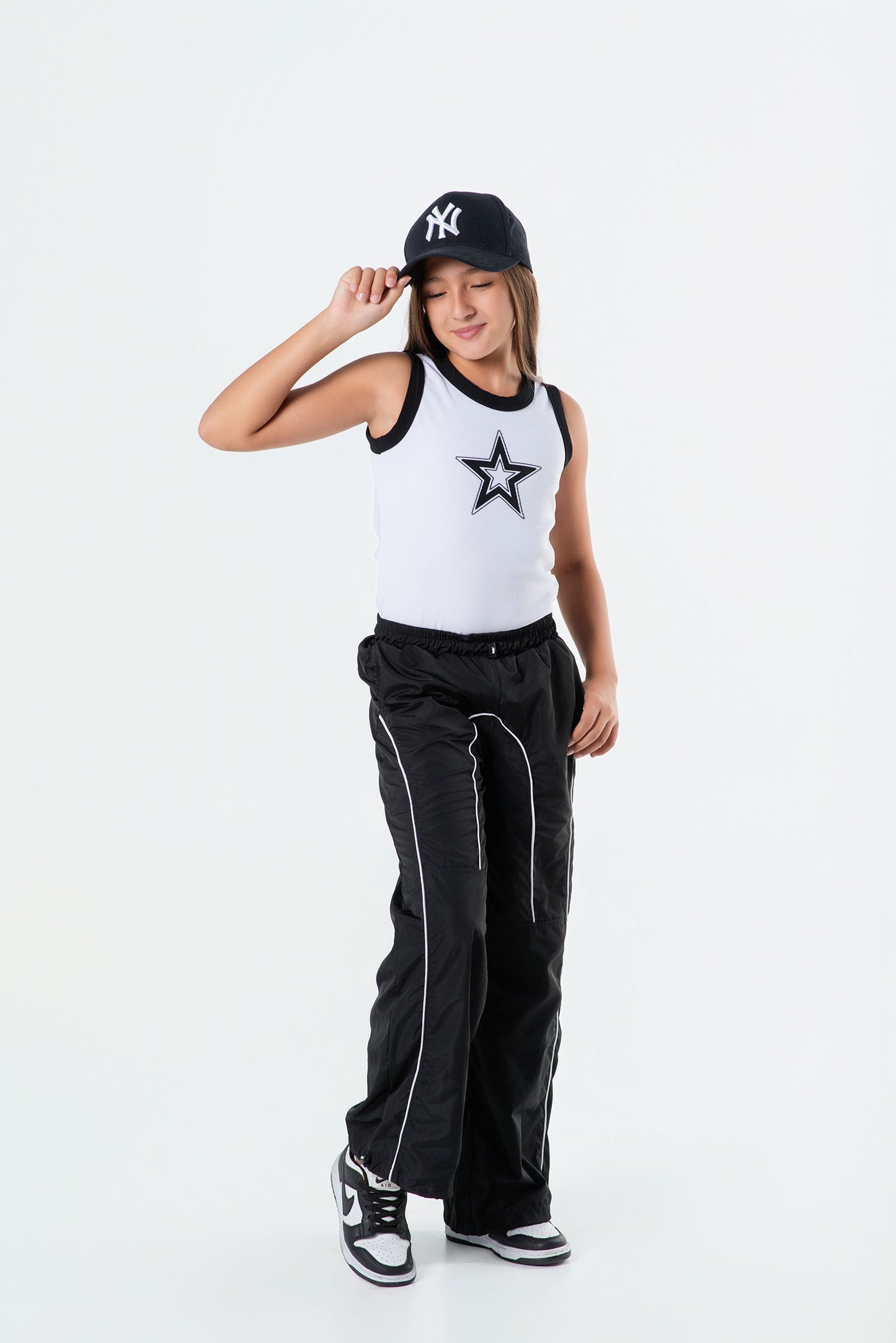 Conjunto pantalón parachute con body para niña