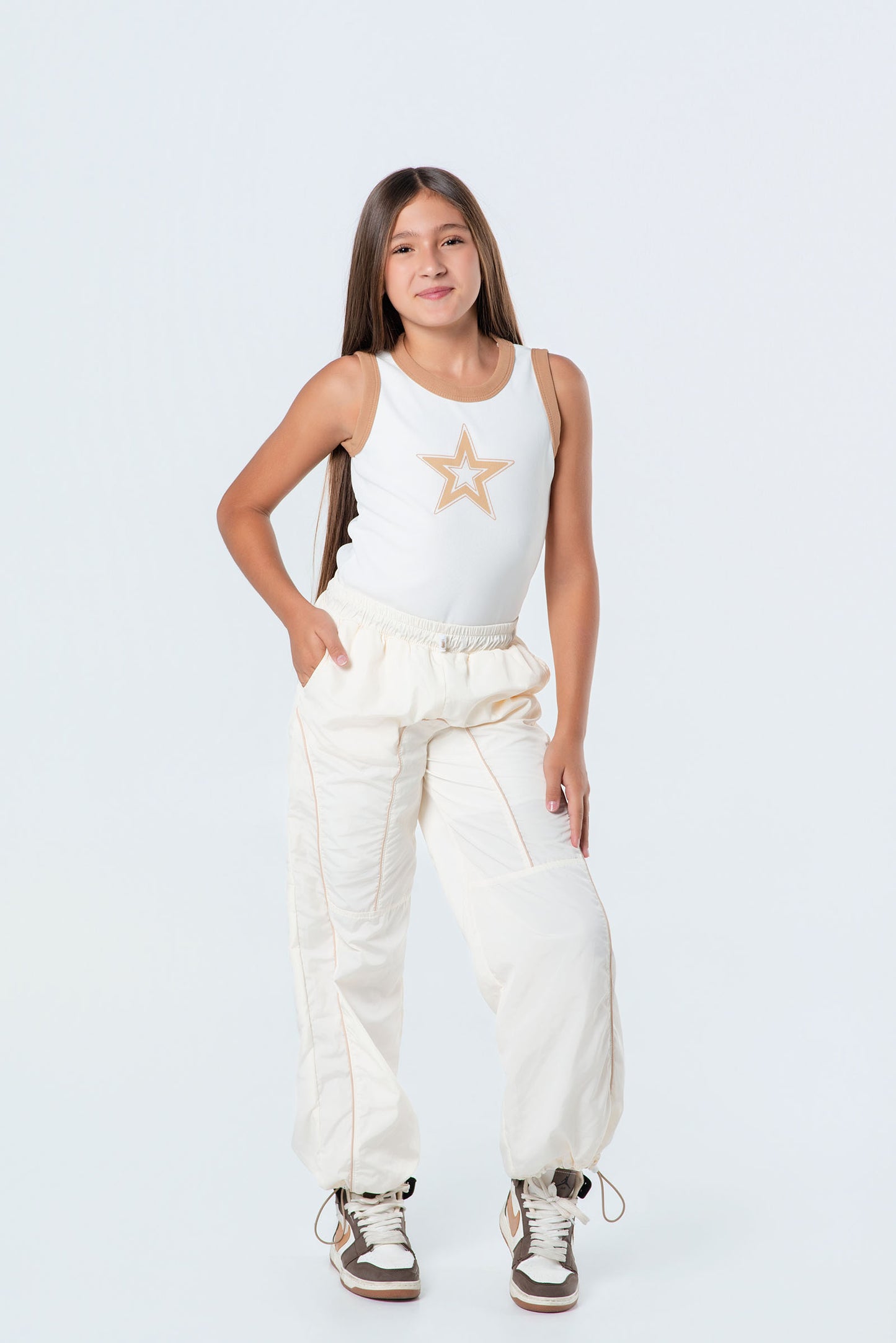 Conjunto pantalón parachute con body para niña