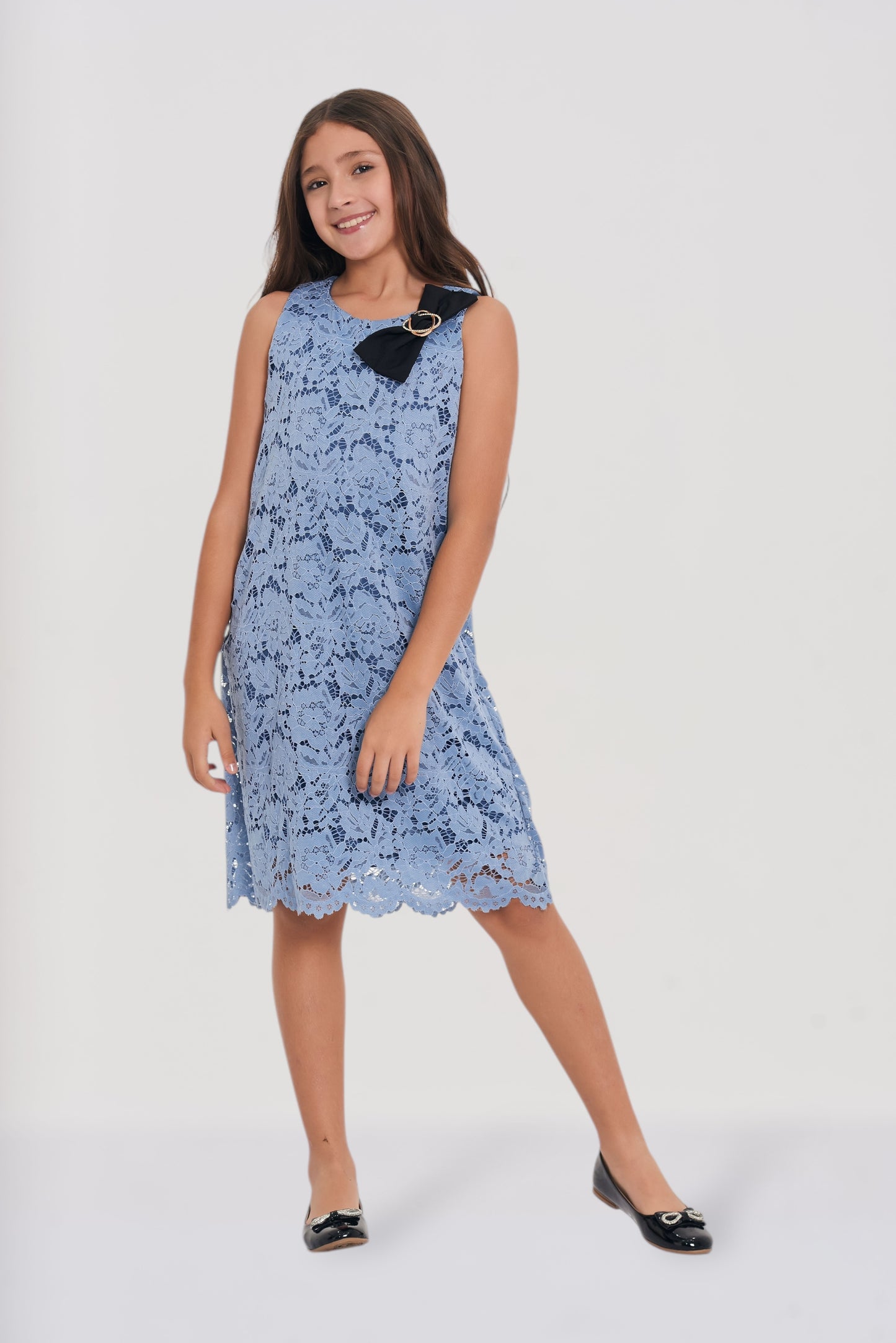 Vestido en blonda con moño