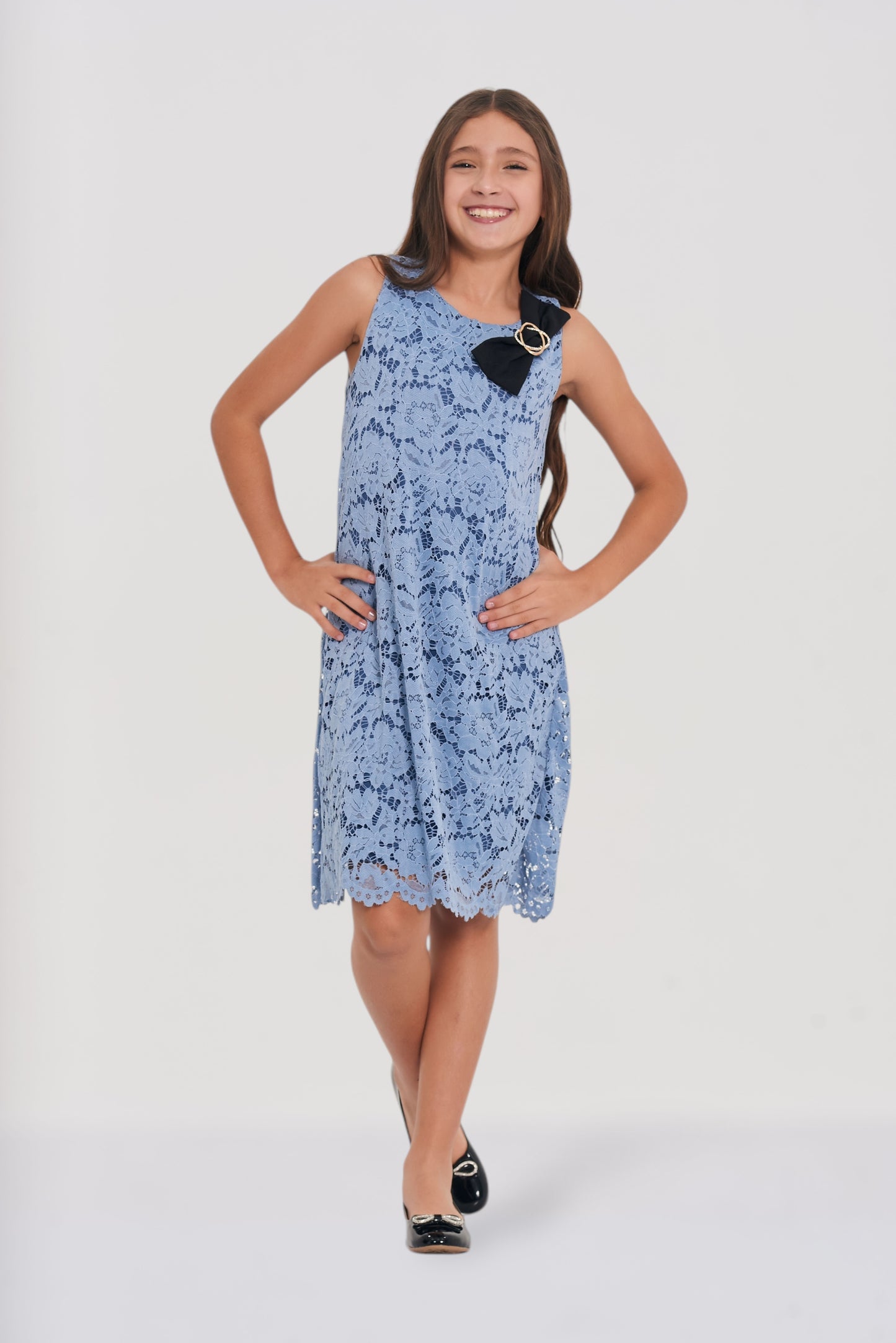 Vestido en blonda con moño