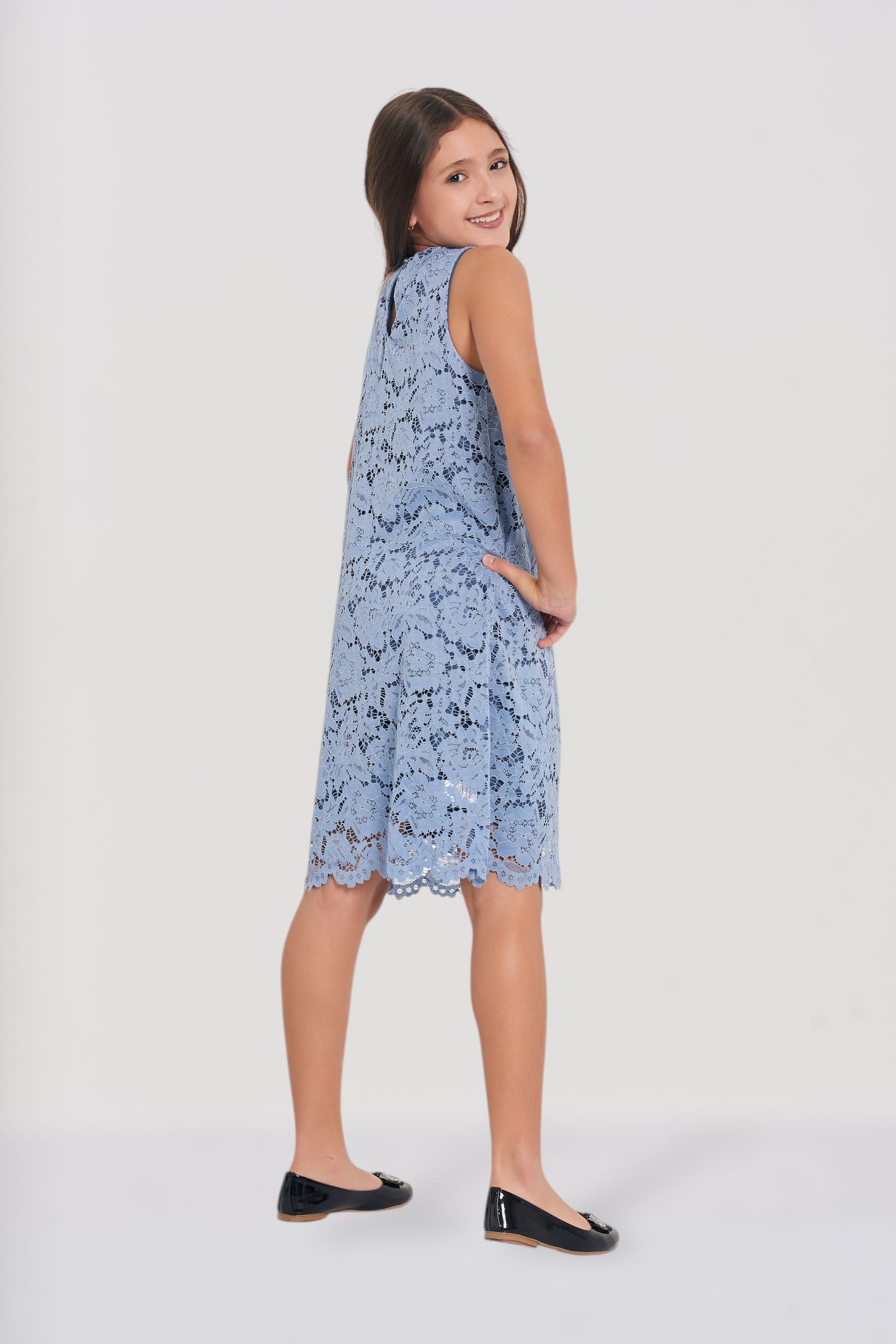Vestido en blonda con moño