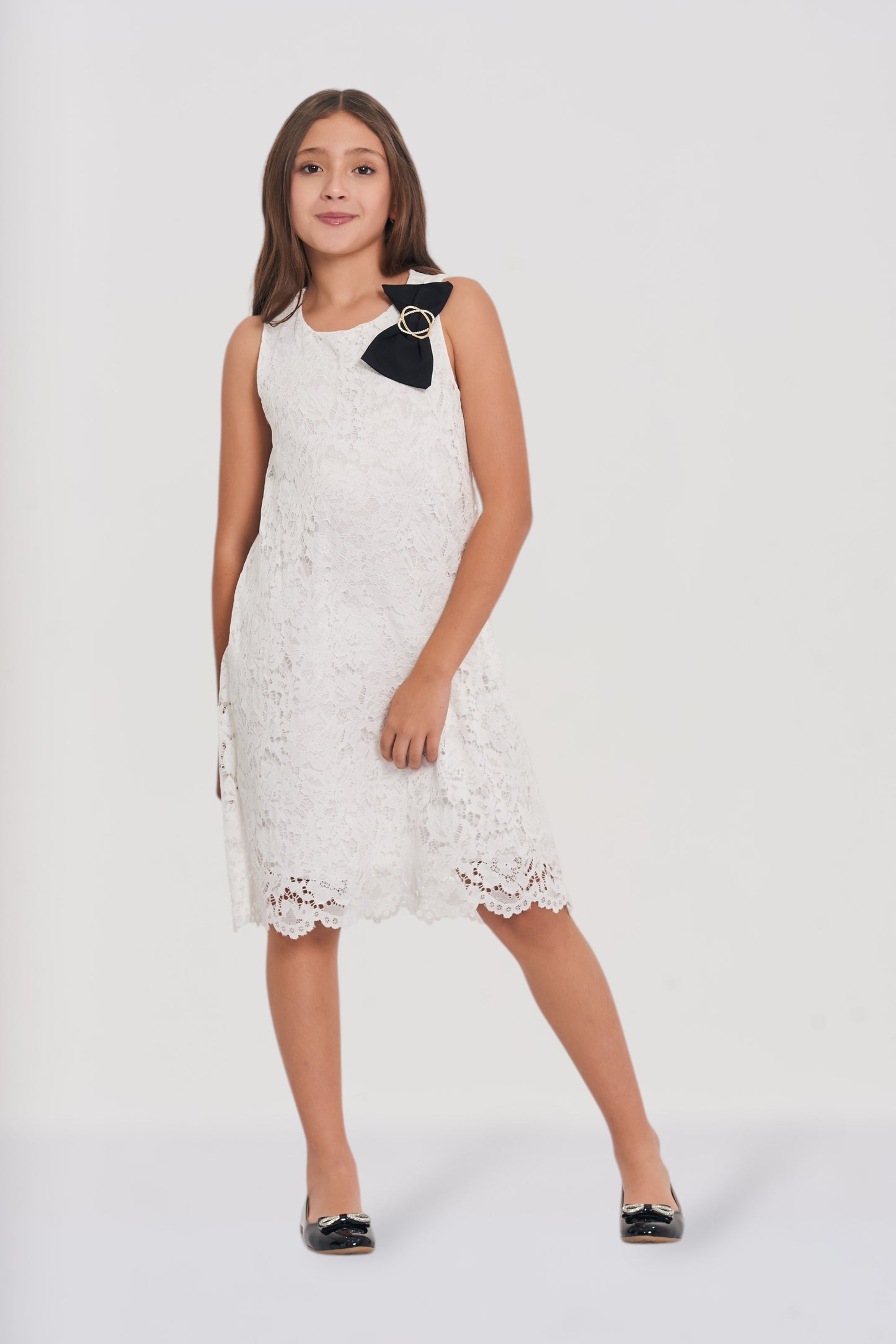 Vestido en blonda con moño