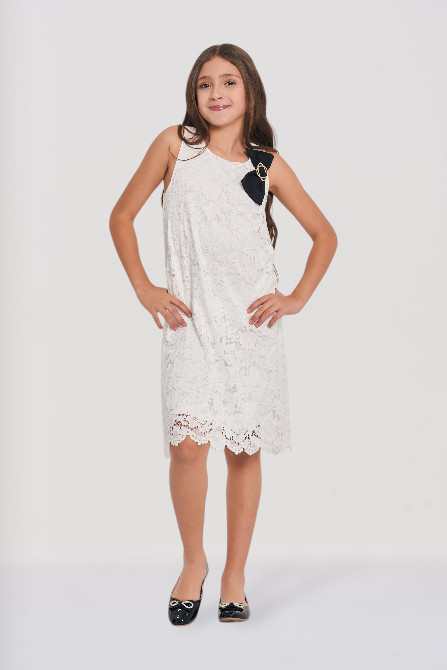 Vestido en blonda con moño