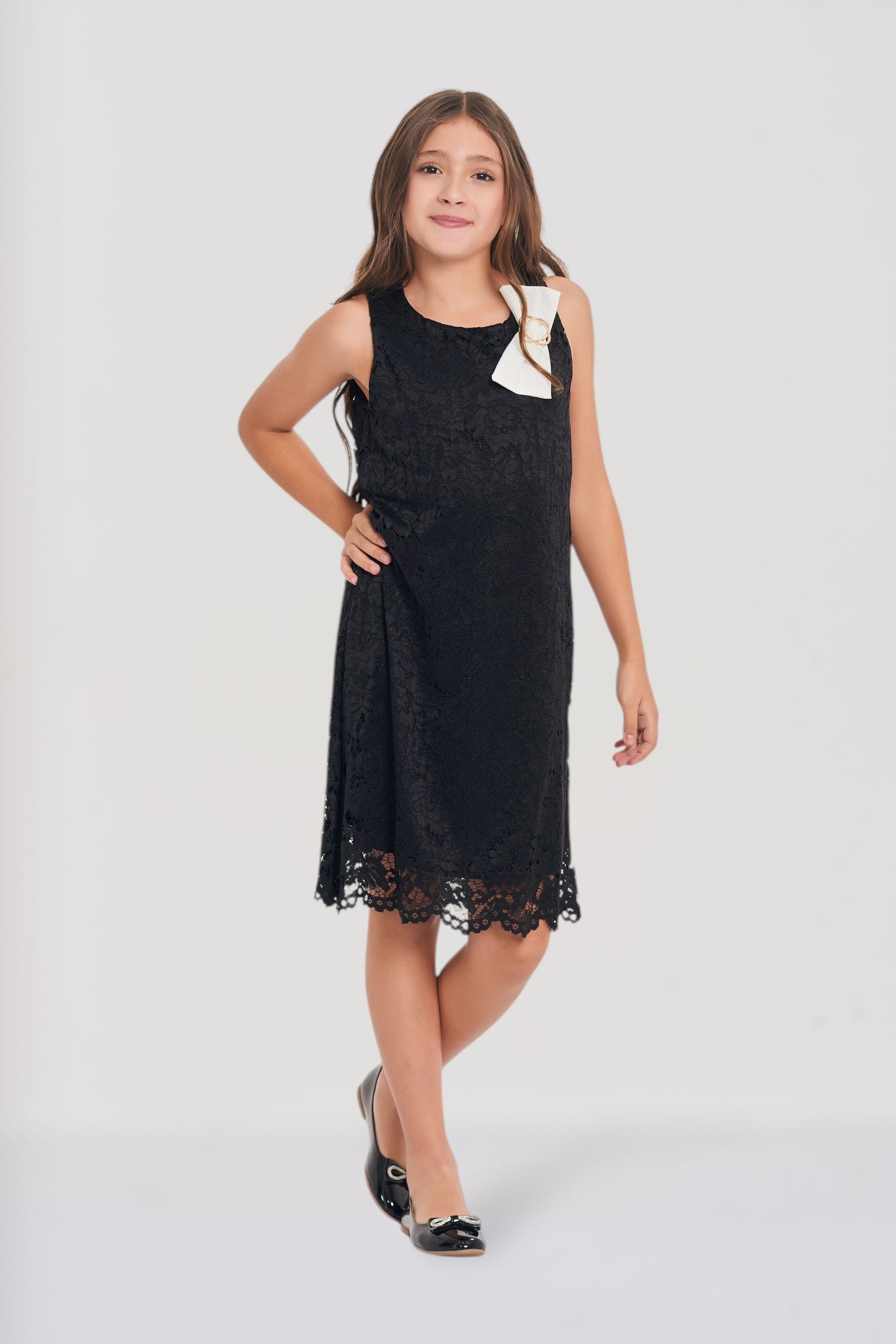 Vestido en blonda con moño