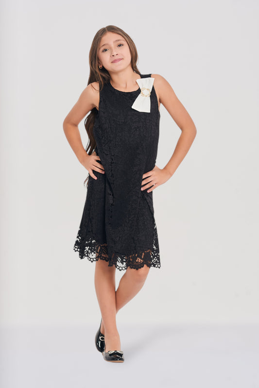 Vestido en blonda con moño