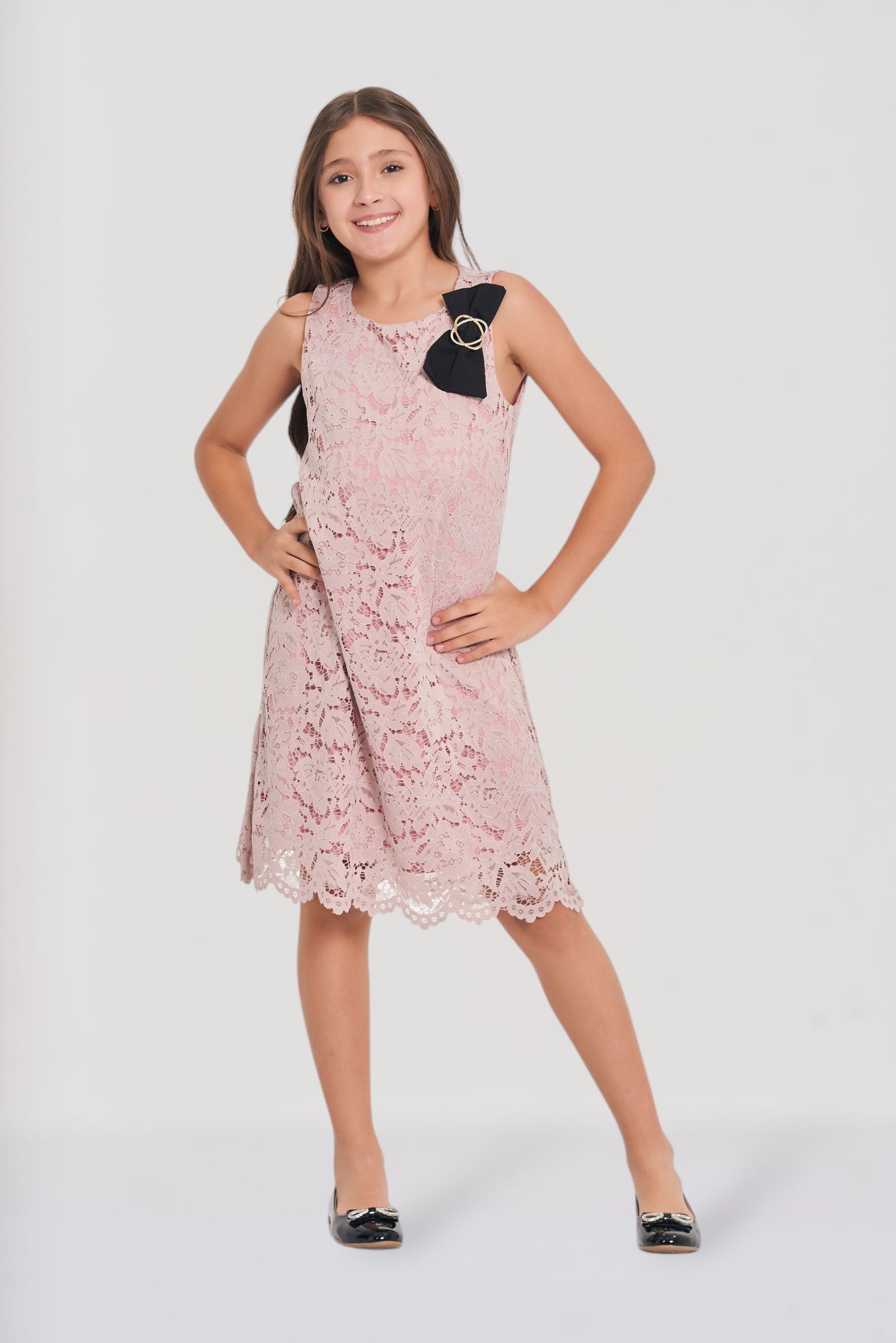 Vestido en blonda con moño
