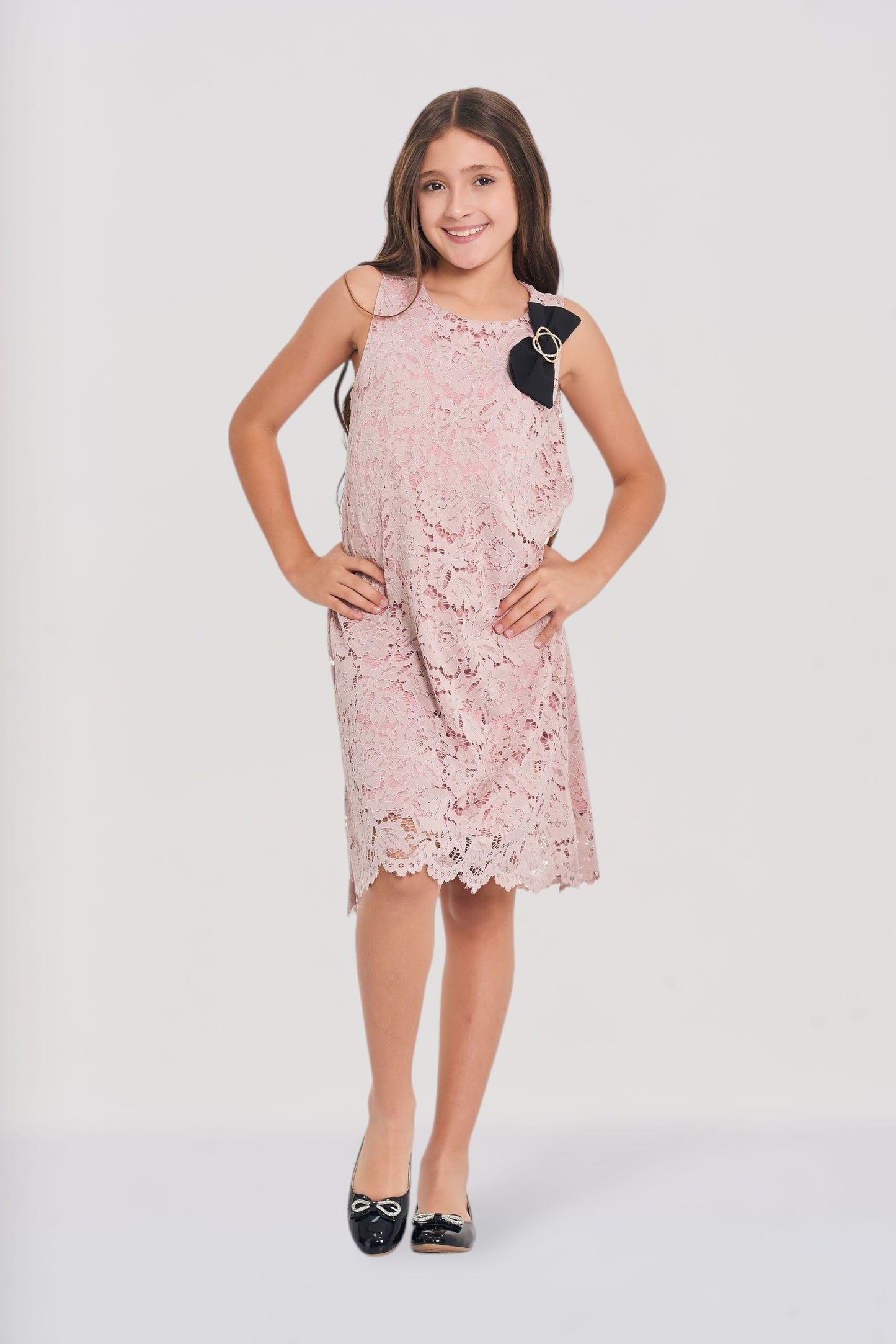 Vestido en blonda con moño