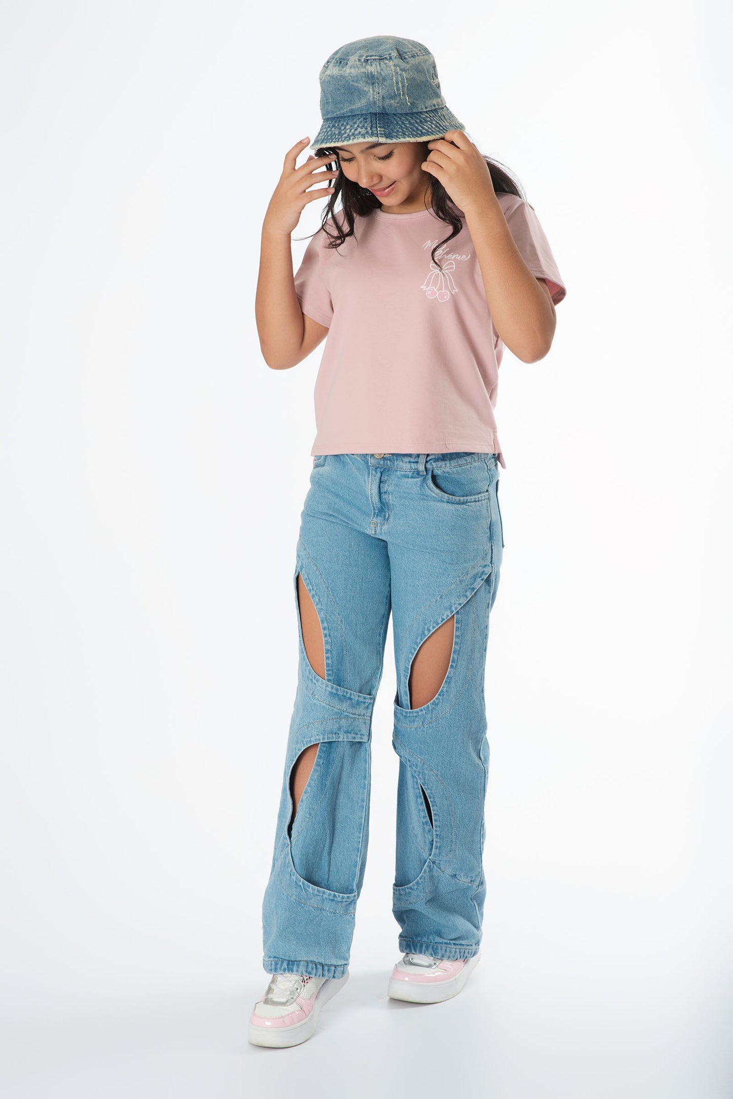 Camiseta estampado moño con jeans denim