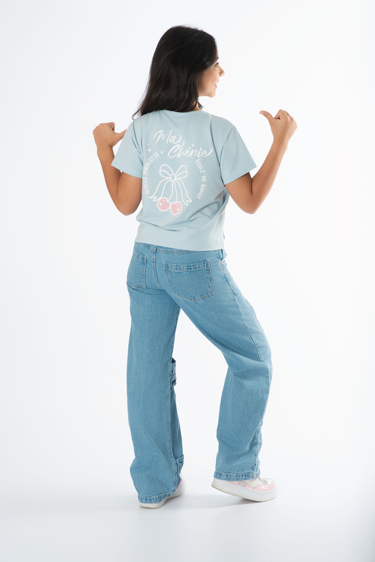Camiseta estampado moño con jeans denim