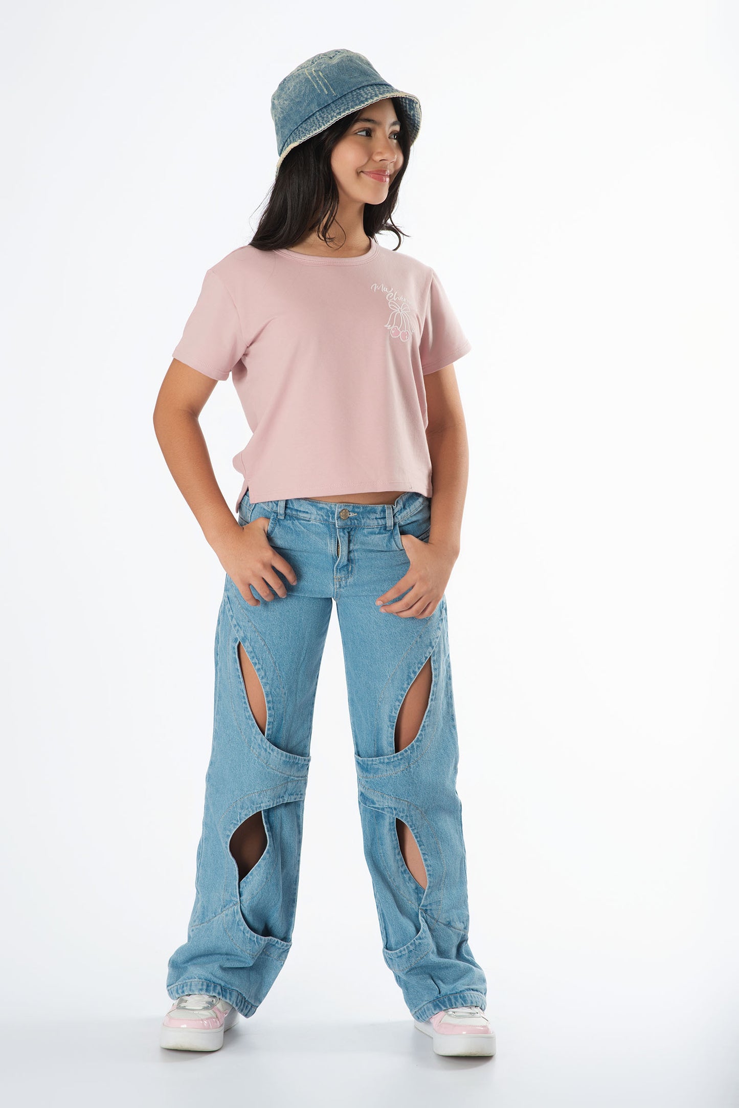 Camiseta estampado moño con jeans denim