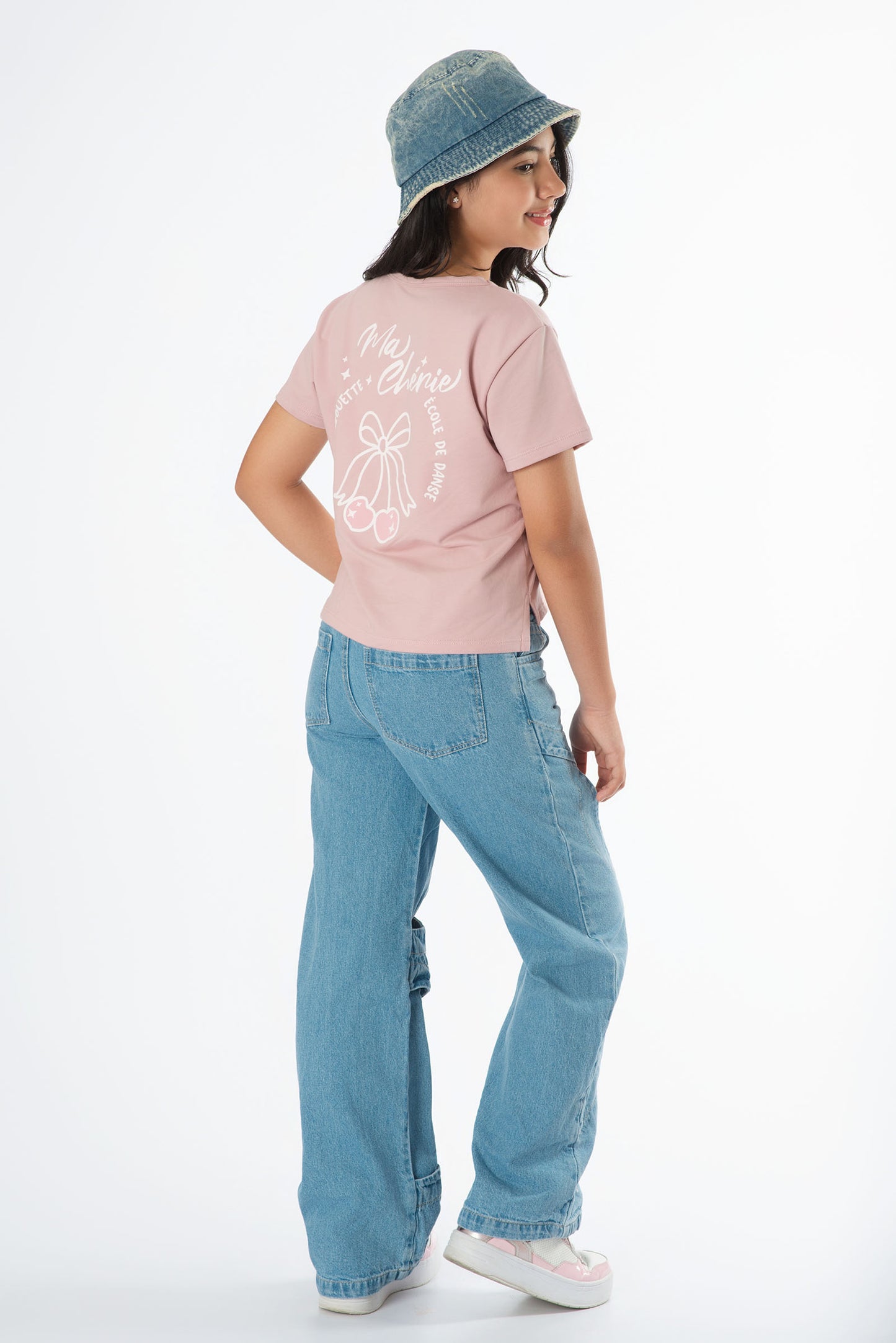 Camiseta estampado moño con jeans denim