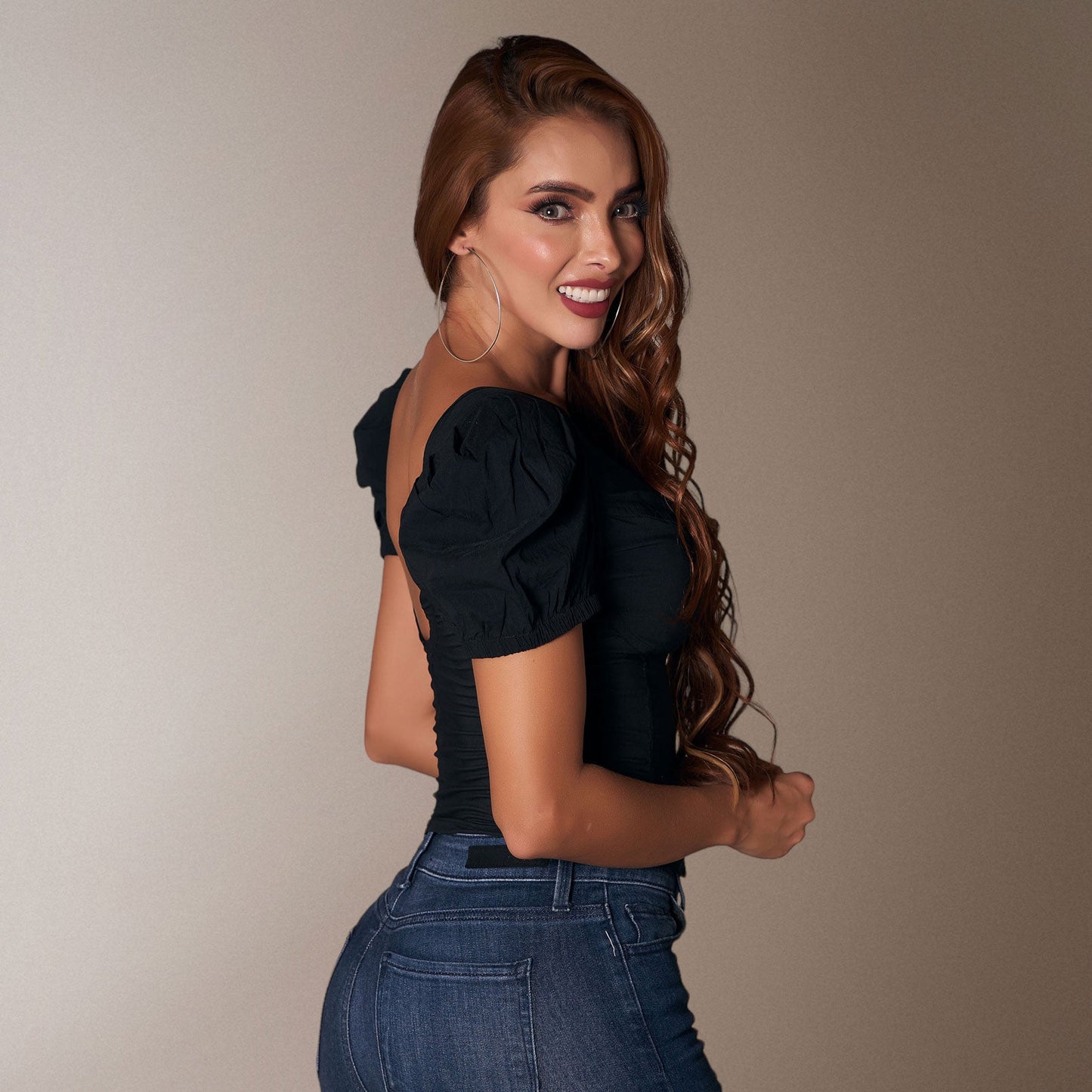 Blusa de Dama con Manga Corta Bombacha en Bengalina y Lycra con Cierre Frontal