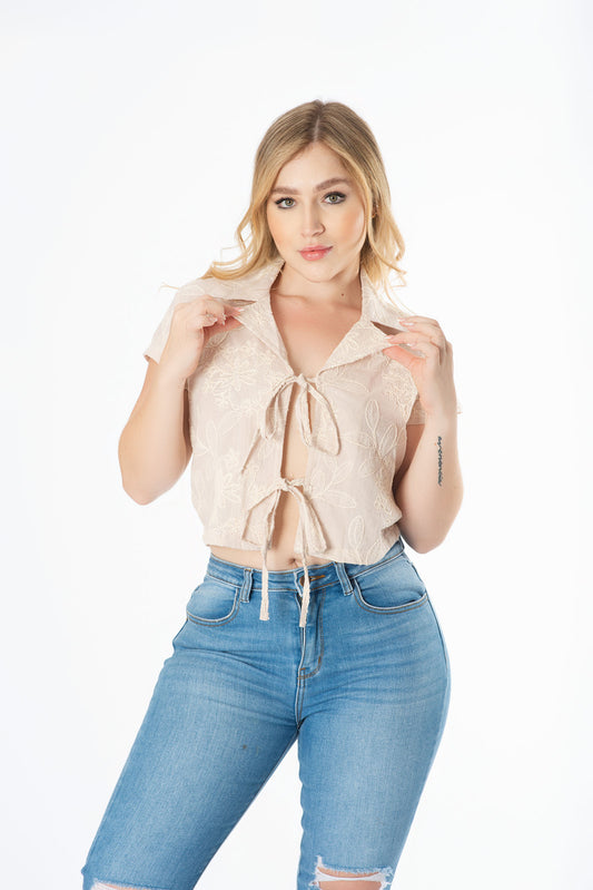 Blusa con amarre frontal bordada para dama