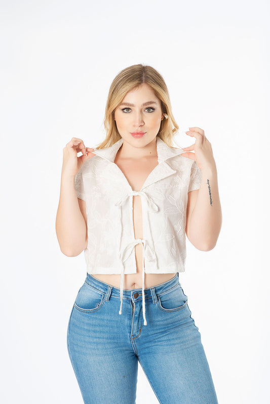Blusa con amarre frontal bordada para dama