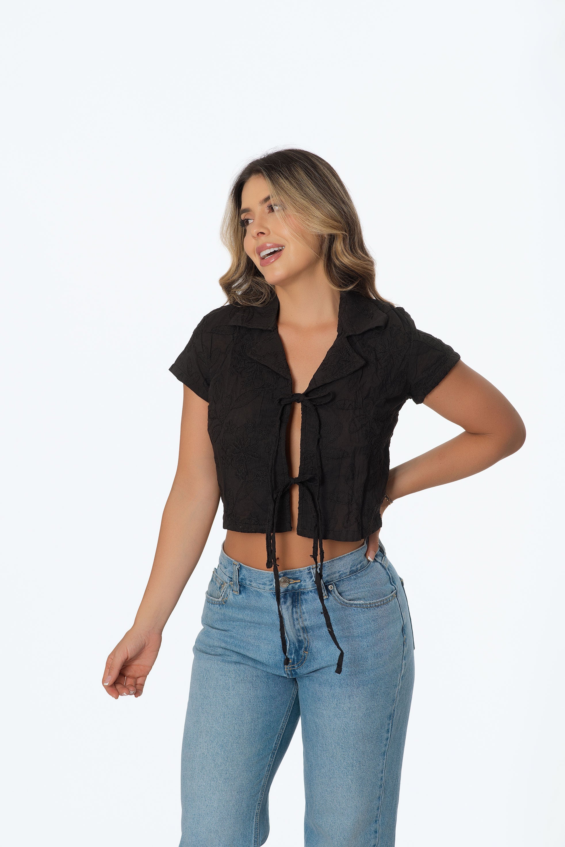 Blusa con amarre frontal bordada para dama