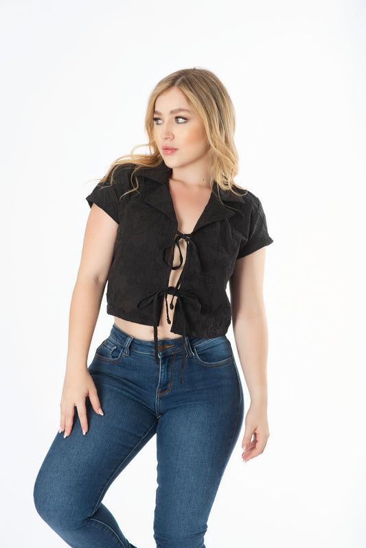 Blusa con amarre frontal bordada para dama
