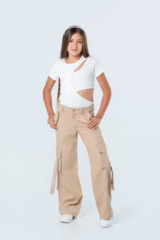 Conjunto cargo para niña con tiras bordadas