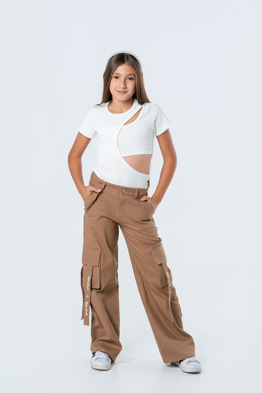 Conjunto cargo para niña con tiras bordadas