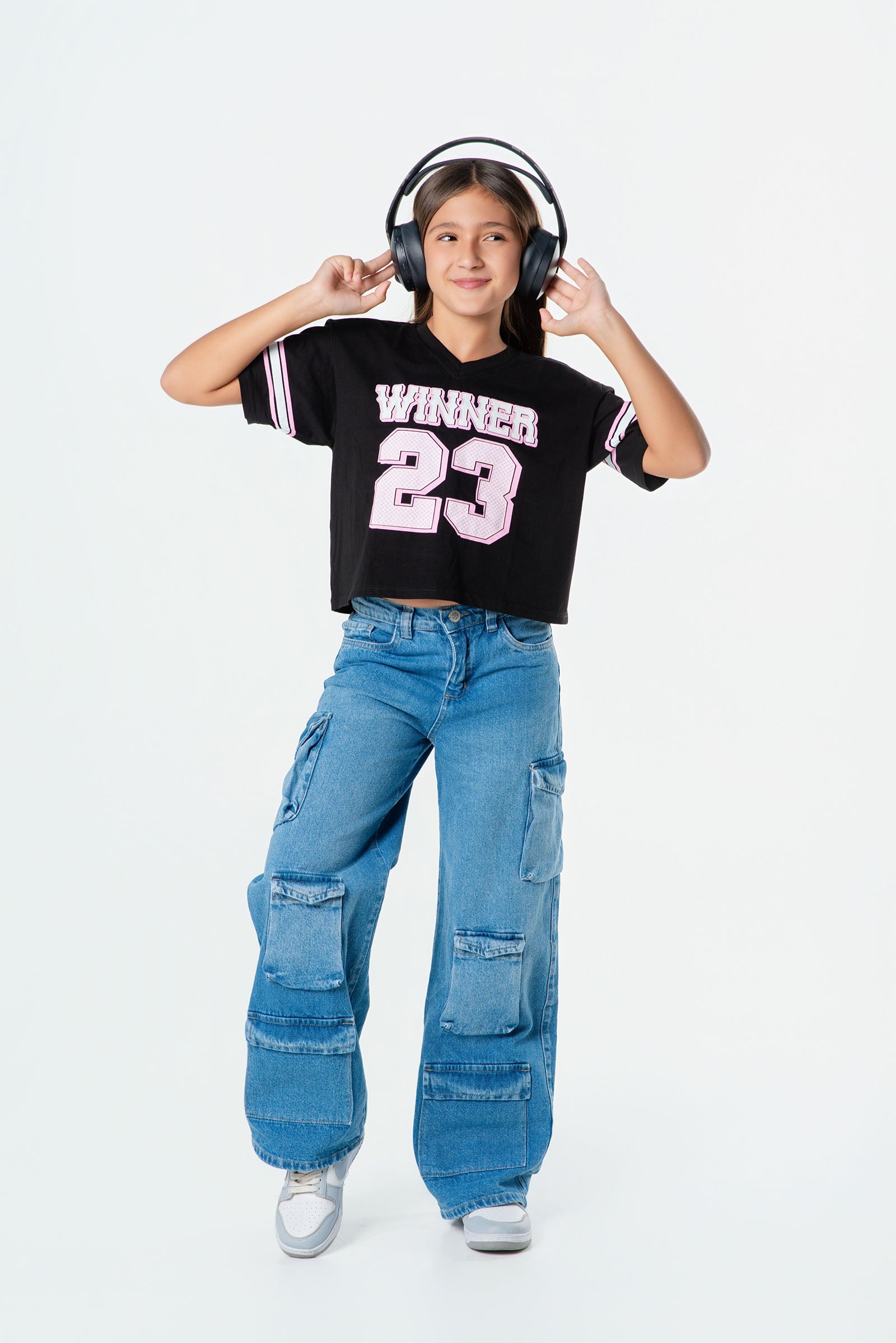 Conjunto jeans cargo para niña con camiseta deportiva