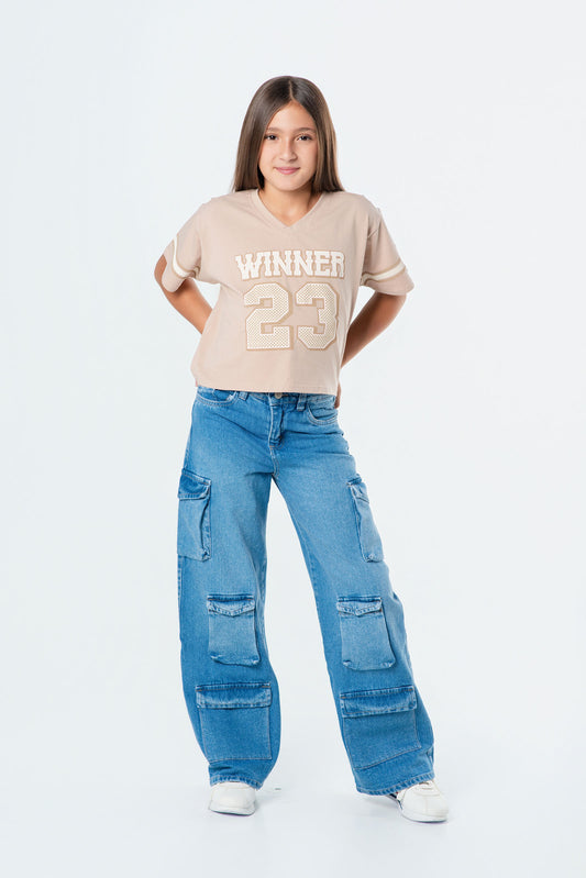 Conjunto jeans cargo para niña con camiseta deportiva