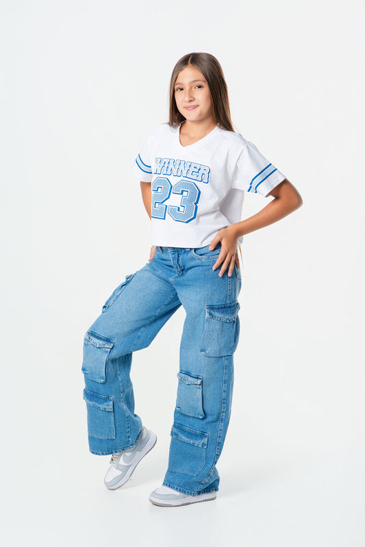 Conjunto jeans cargo para niña con camiseta deportiva