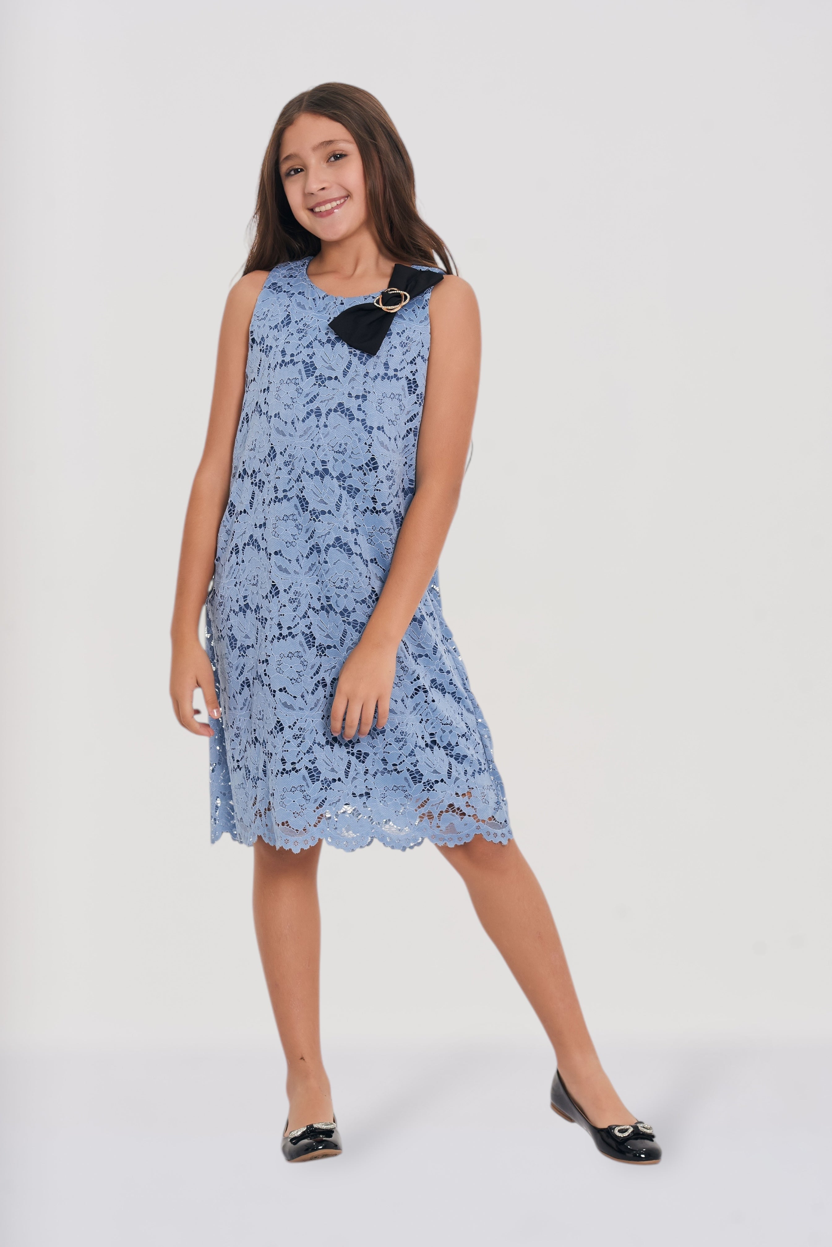 Vestido en blonda con moño