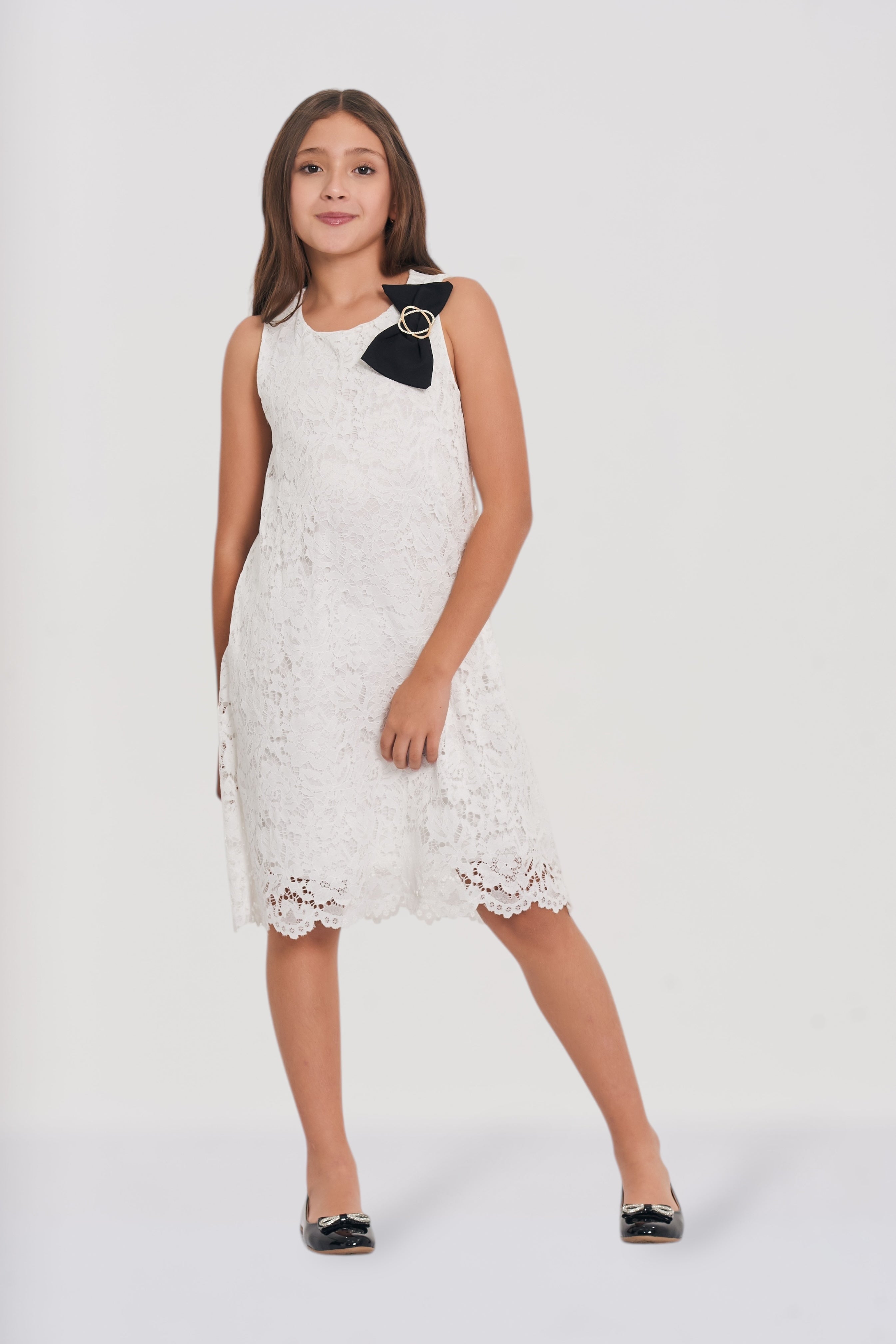 Vestido en blonda con moño