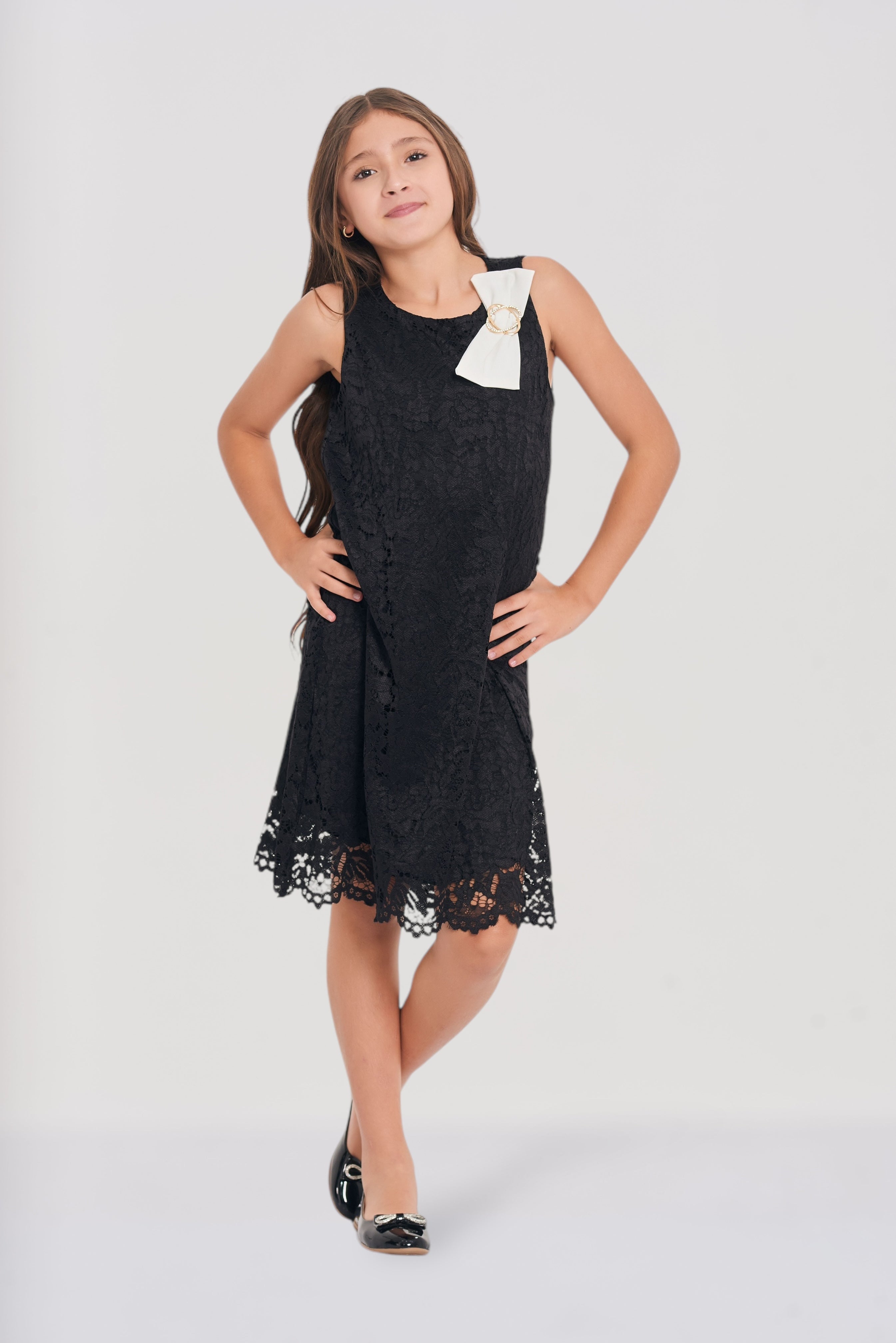 Vestido en blonda con moño