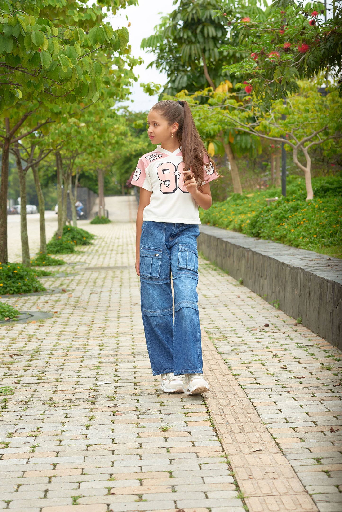 Conjunto Jeans Cargo + Camiseta Deportiva