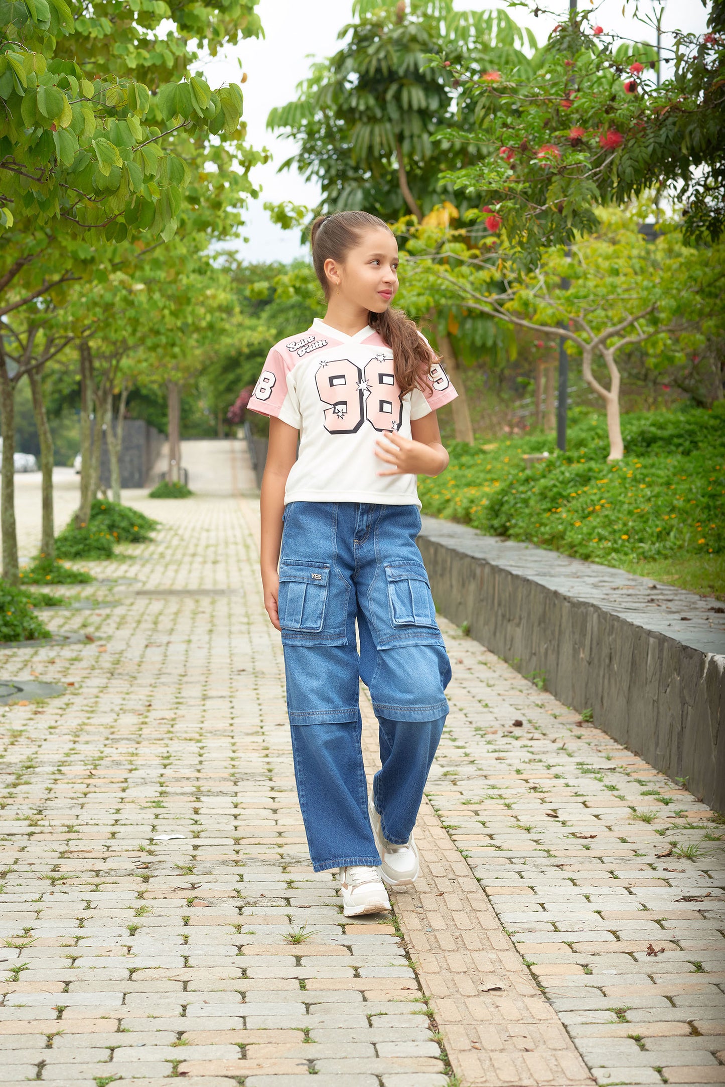 Conjunto Jeans Cargo + Camiseta Deportiva